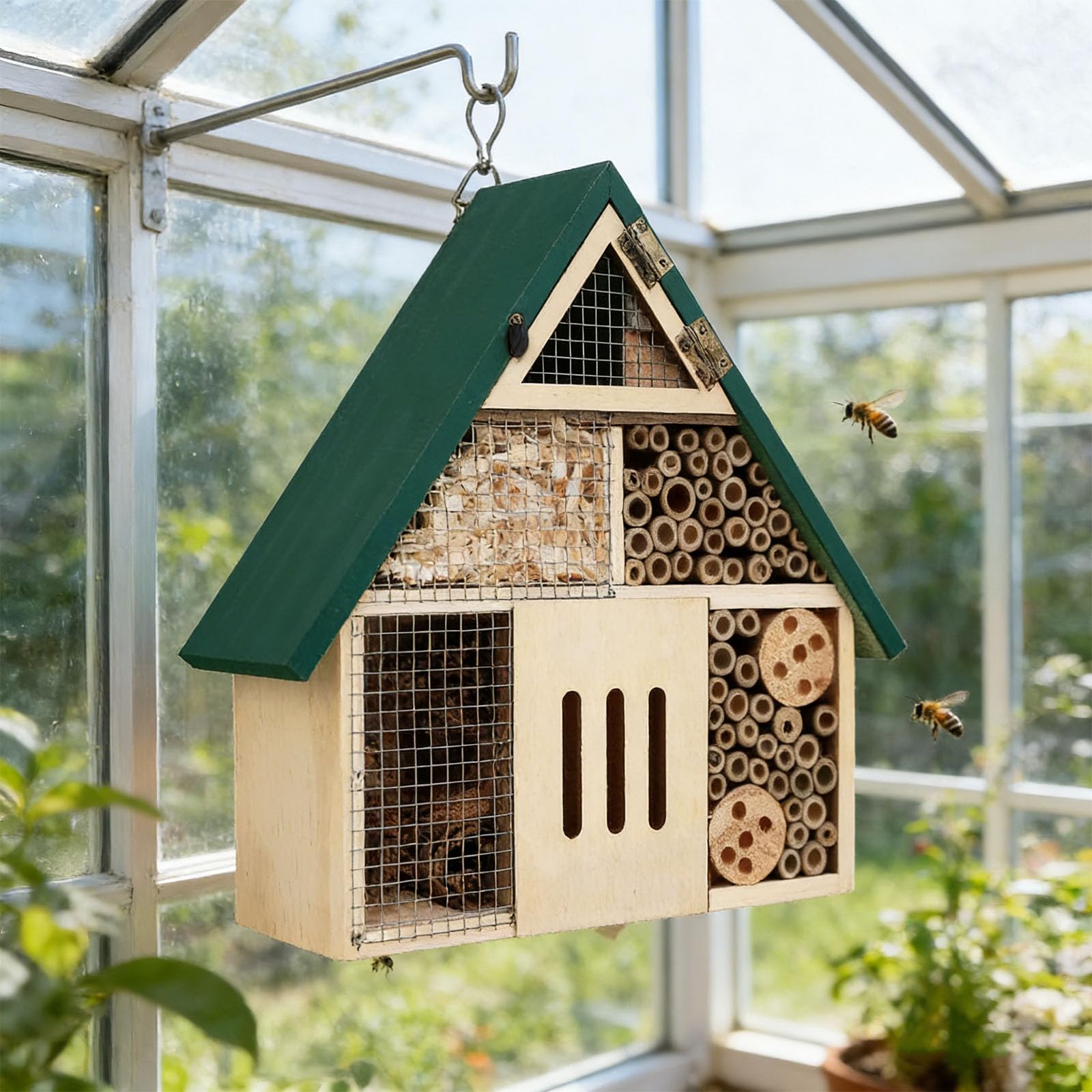 Casetta educativa per bambini e adulti, realizzata in pino naturale, supporta giardini aggiungendo un tocco visivo per la conservazione delle mosche