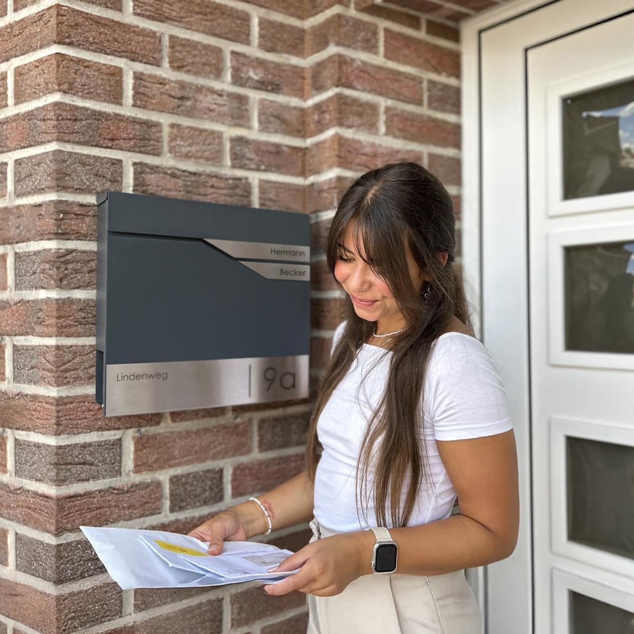 Metzler Briefkasten Anthrazit RAL 7016 personalisierbar mit Zeitungsfach – Wandbriefkasten mit 2 Edelstahl Namensschildern, Hausnummer & Namen Gravur, wetterfest, abschließbar, DIN A4 Einwurf
