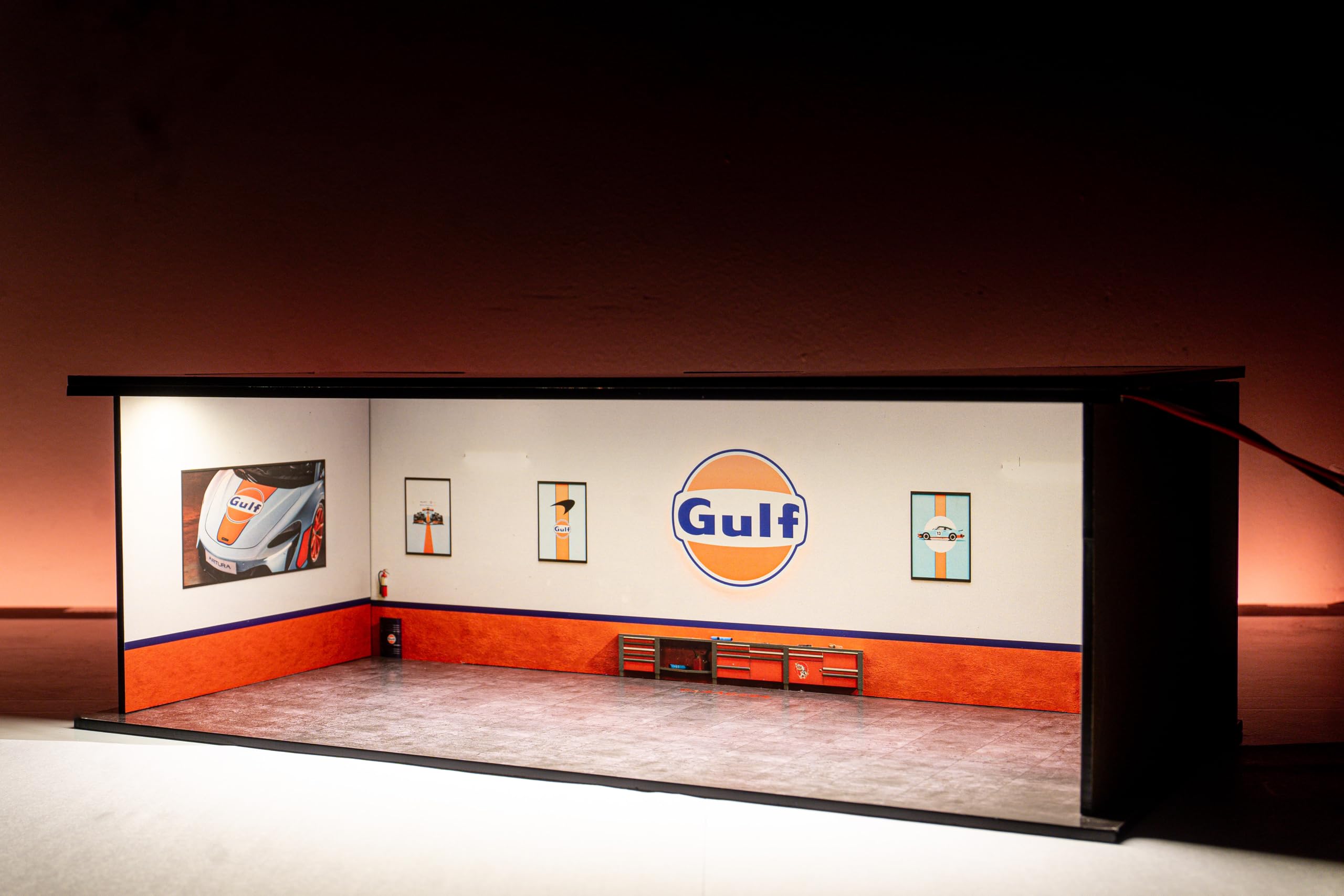 Garage64 Gulf Workshop 1:64 Acrylic Display Garage Diorama with LED (30x14x10 cm) – Classic Race Garage for Diecast Cars, Hot Wheels, MiniGT - Image 4 thumbnail