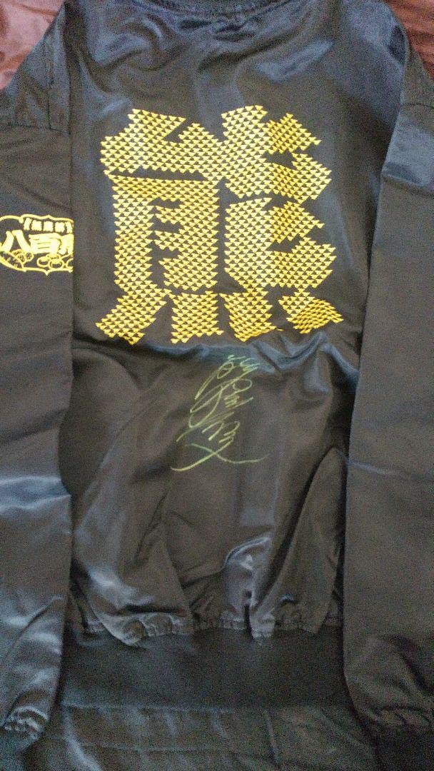 Amazon.co.jp: ◎熊沢重文騎手 通算600勝達成記念ジャンパー サイン 