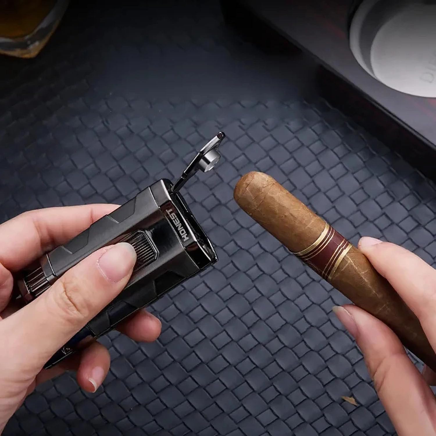 Professionnel Cigare Plus Léger Butane Rechargeable à Flamme Triple Jet avec Fenêtre à Gaz Visible pour Poinçon à Cigare (Butane Non Inclus)
