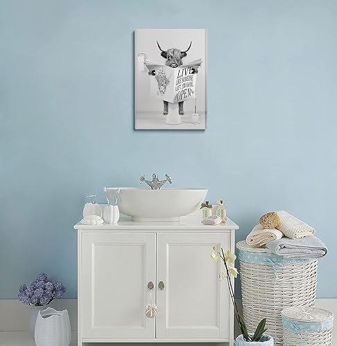 Miniatura 5 de Divertido arte de pared de vaca de las tierras altas en la bañera, lienzo blanco y negro de vaca en el baño, decoración de baño infantil (12 x 16