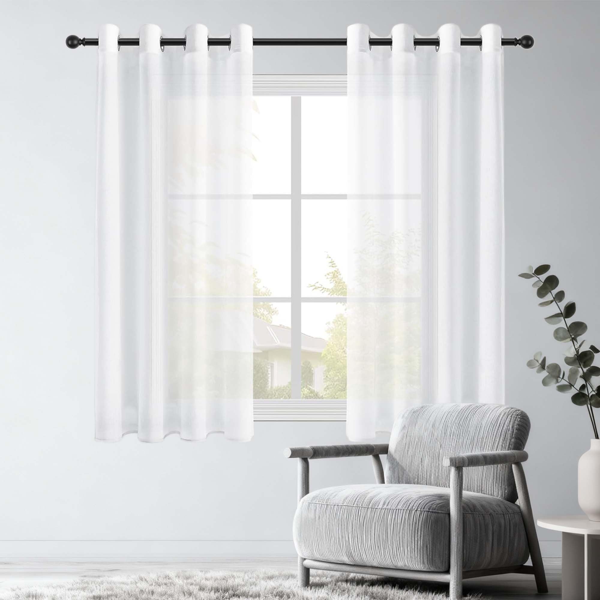 Rideaux voilages blancs au salon pour créer une atmosphère douce et lumineuse