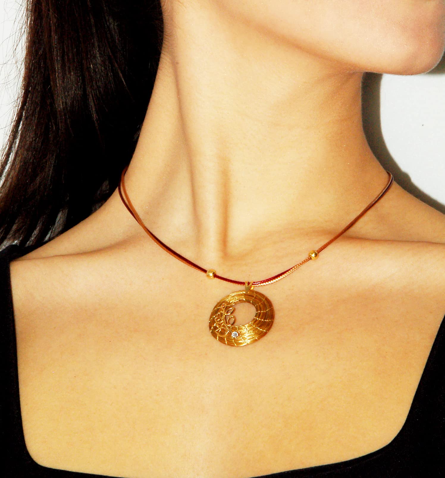 VERA NAVARRO - Halskette mit Goldenem Offenem Mandala-Anhänger aus Pflanzlichem Gold Ø 30 mm - Doppelt Gewachste Schnur 42 cm mit Verzierungen - 100% Natürliche Handarbeit