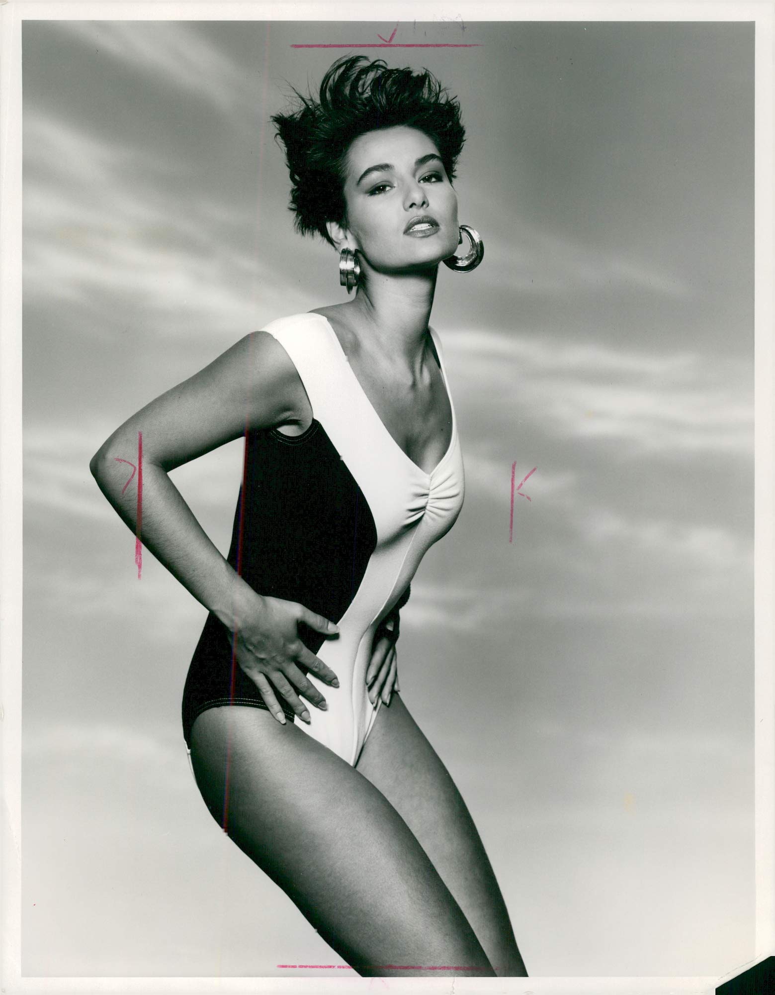 Vintage photo of Fashion and this mode steamline style in black and white mattcotton and lycra with a clean round neck.