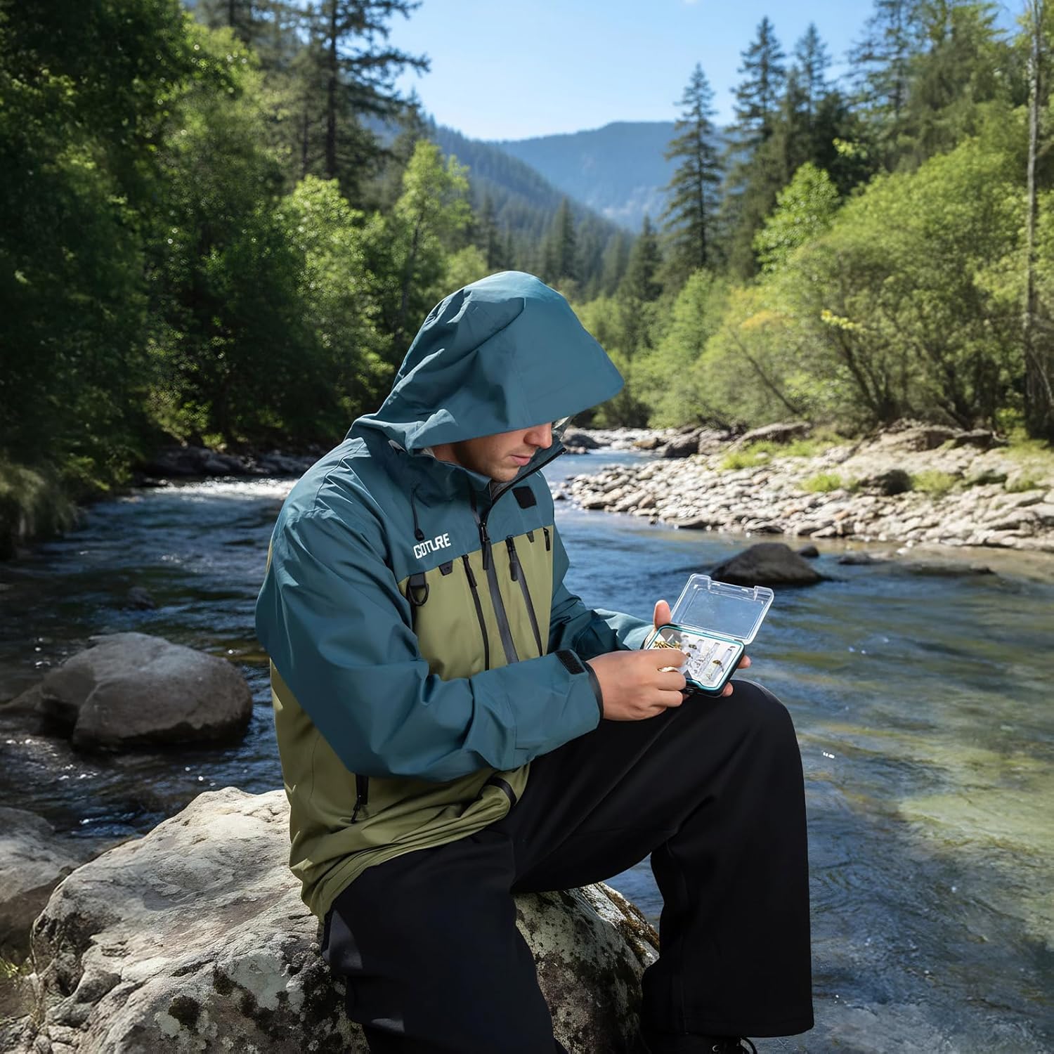 Goture Fliegenfischerweste Fliegenfischen Waten Jacke - Wasserdicht 15.000 mm & Atmungsaktiv mit Brusttaschen, Verstellbarer Kapuze, Handwärmetaschen für Angeln, Jagd, Outdoor Männer und Frauen