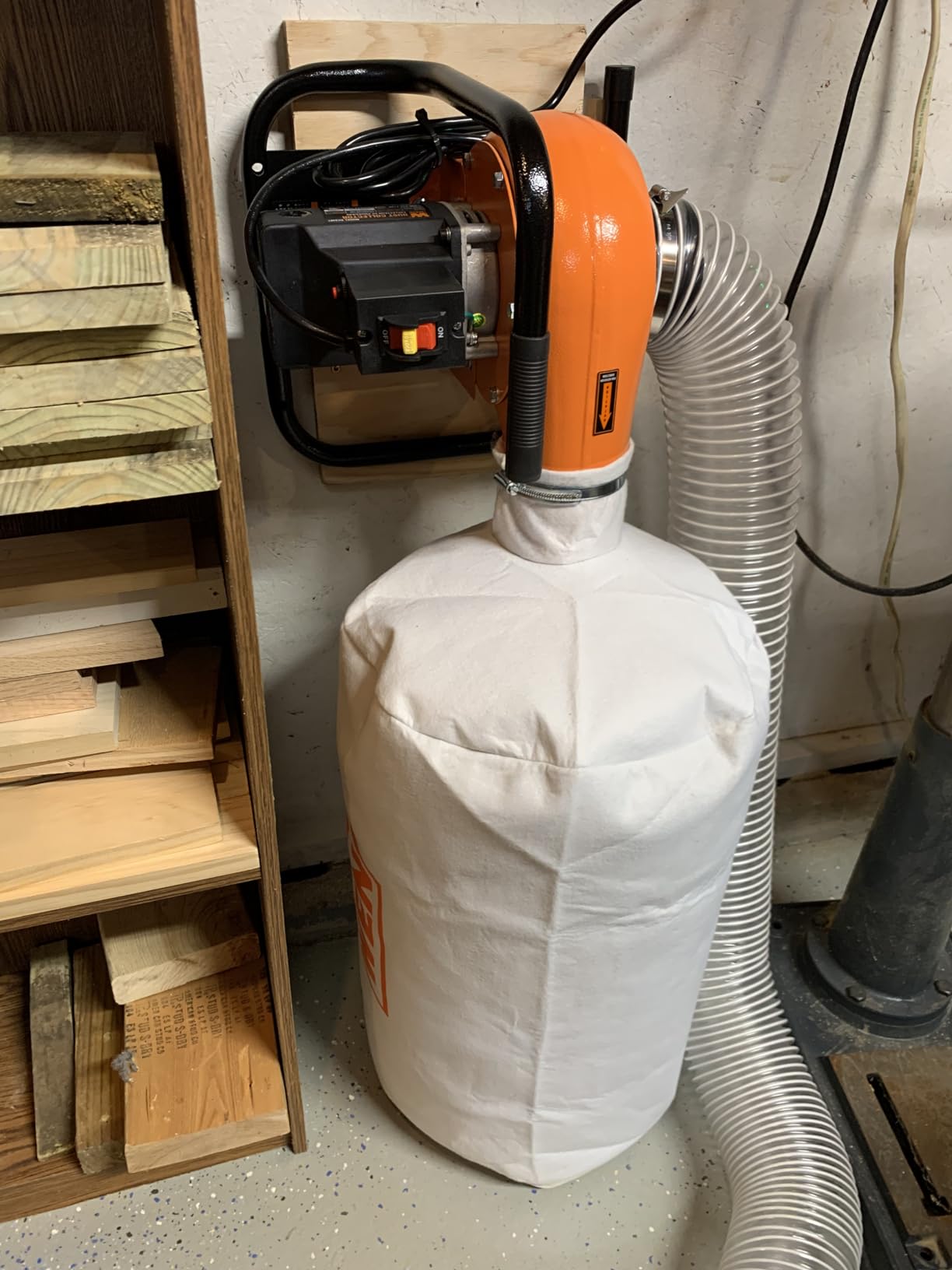 Portable dust collection system attached to a workshop machine