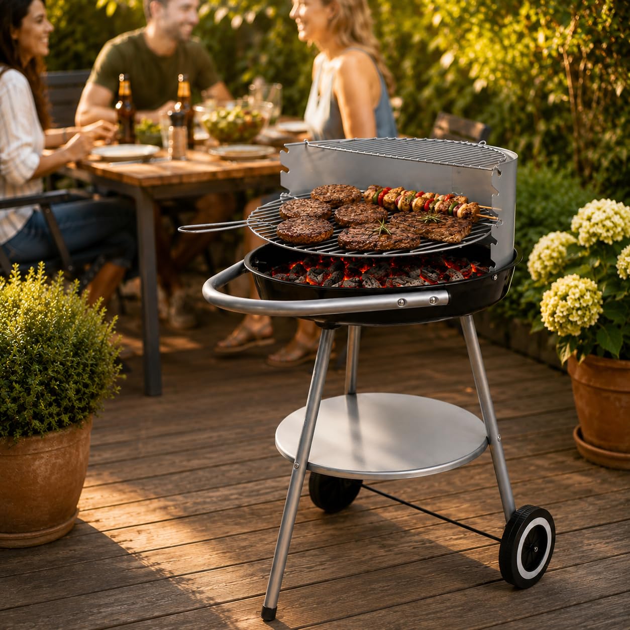 Barbecue a Carbone Rotondo Ø 47 cm con Paravento - Semiaperto con Griglia Regolabile 42,5 cm, Ripiano Inferiore e 2 Ruote - per 2-6 Persone - Ideale per Giardino e Terrazzo