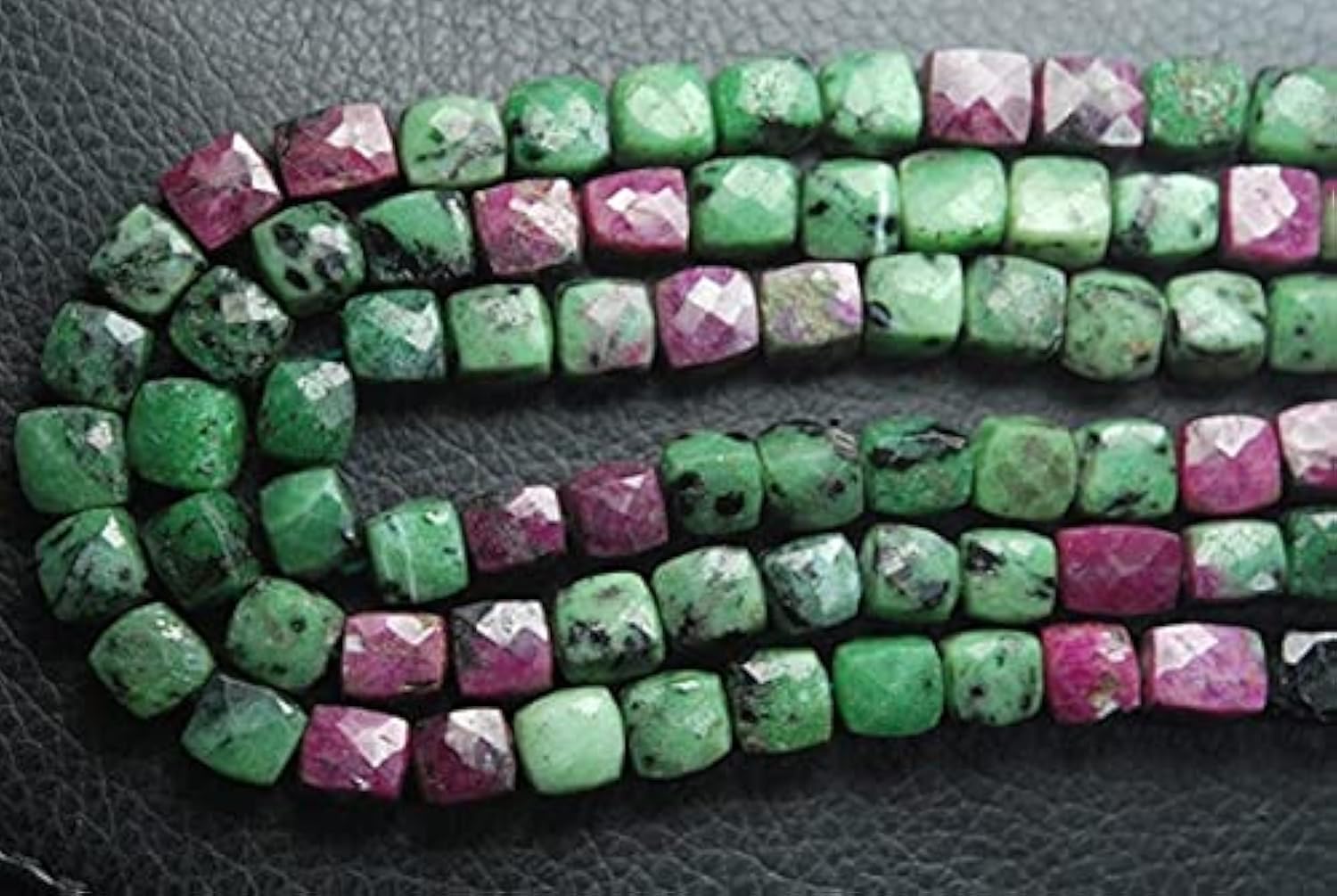 Ruby Zoisite en briolettes cubiques de 7 pouces pour concevoir un cadeau d'anniversaire fait main