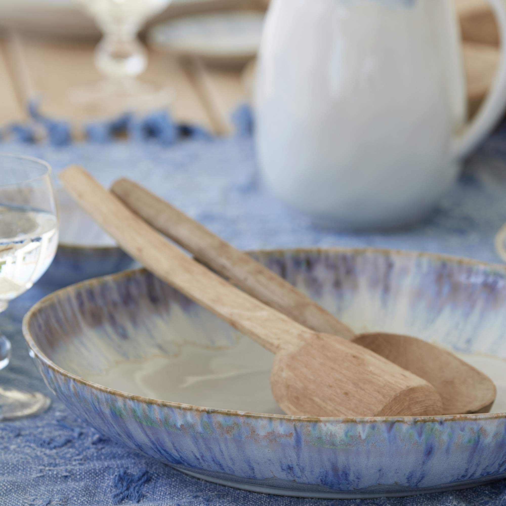 Costa Nova Pasta- & Servierschale Brisa: Steinzeug-Schale zum Servieren mit reaktiver Glasur, Spülmaschinen-, Mikrowellen-, Ofen- & Gefrierfest, Stapelbar, Handveredelt, Weiß/Blau, Ø 36,6 cm