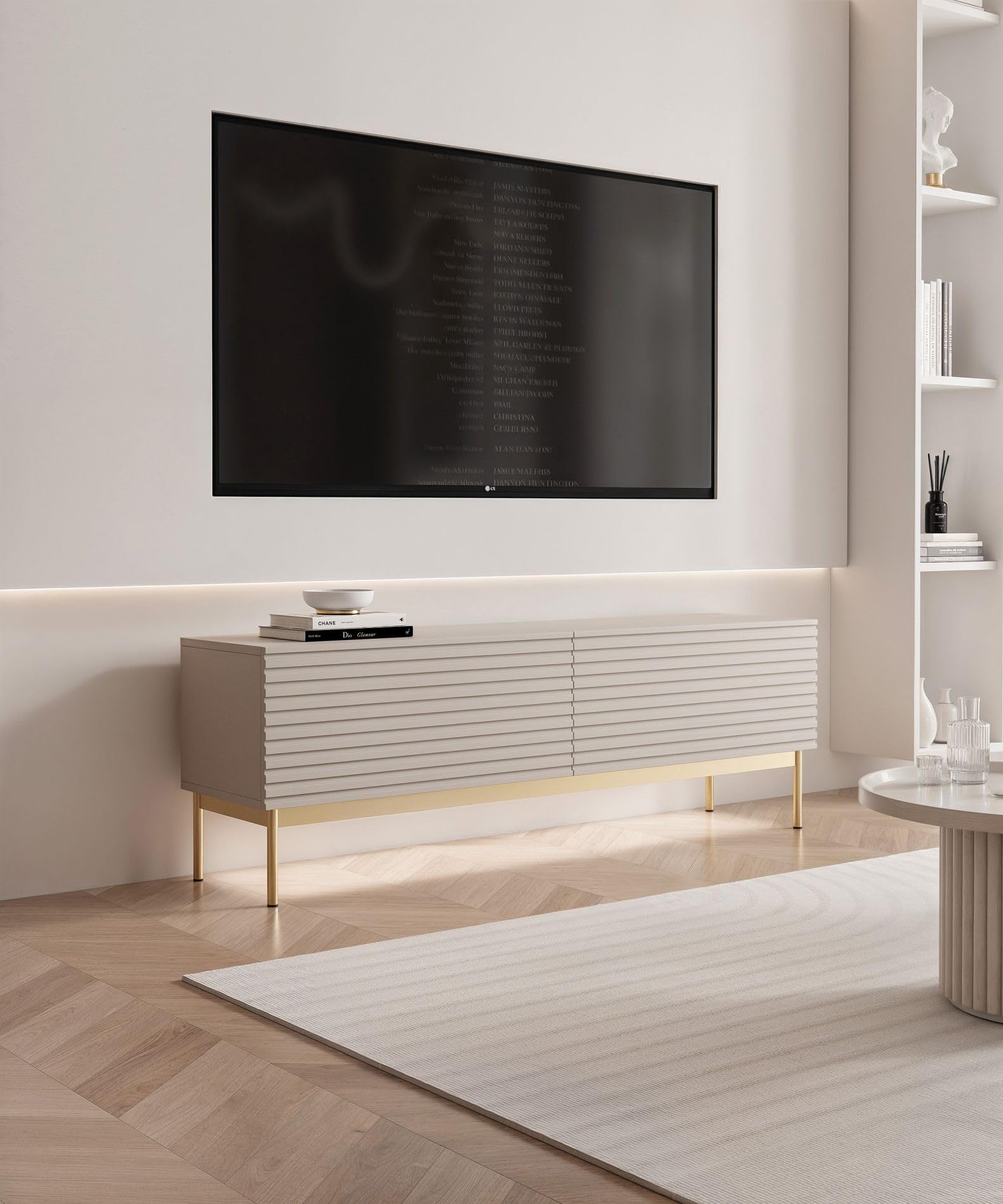 Selsey TV Lowboard 139 cm Elegantes Wohnzimmer TV Unterschrank Push-to-Open-Türen Moderne Kaschmirfront + LED Beleuchtung Goldene Beine Funktionales TV Cabinet mit Stauraum & Stil