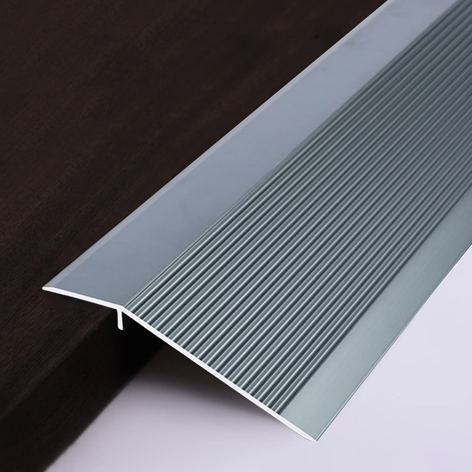 Seuil de transition metallique gris premium avec profil antiderapant pour revetement de sol