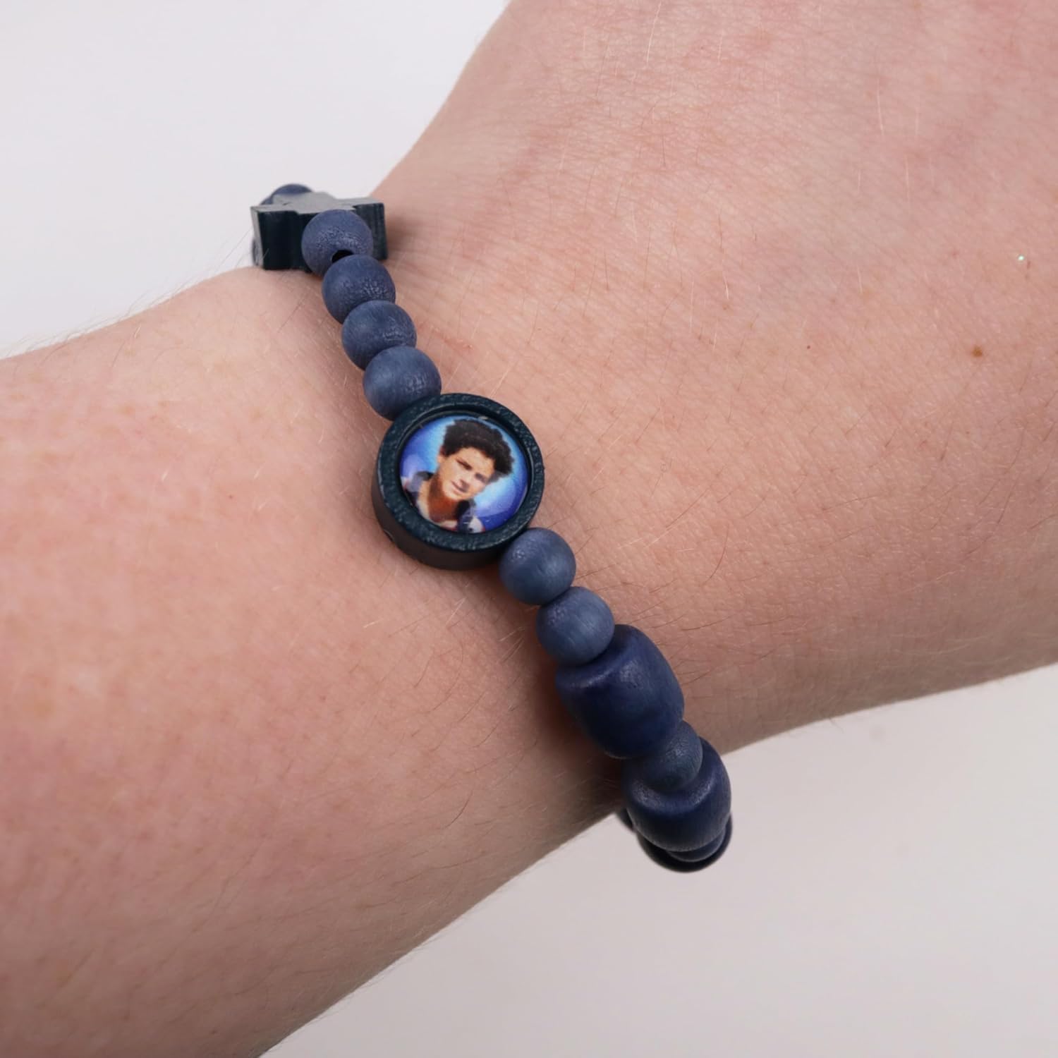 Needzo Carlo Acutis Stretch Bracelet, Blue Wooden Bead Accessory, Catholic Devotional Gift, 3.12 x 2.12 Inches - Image 5