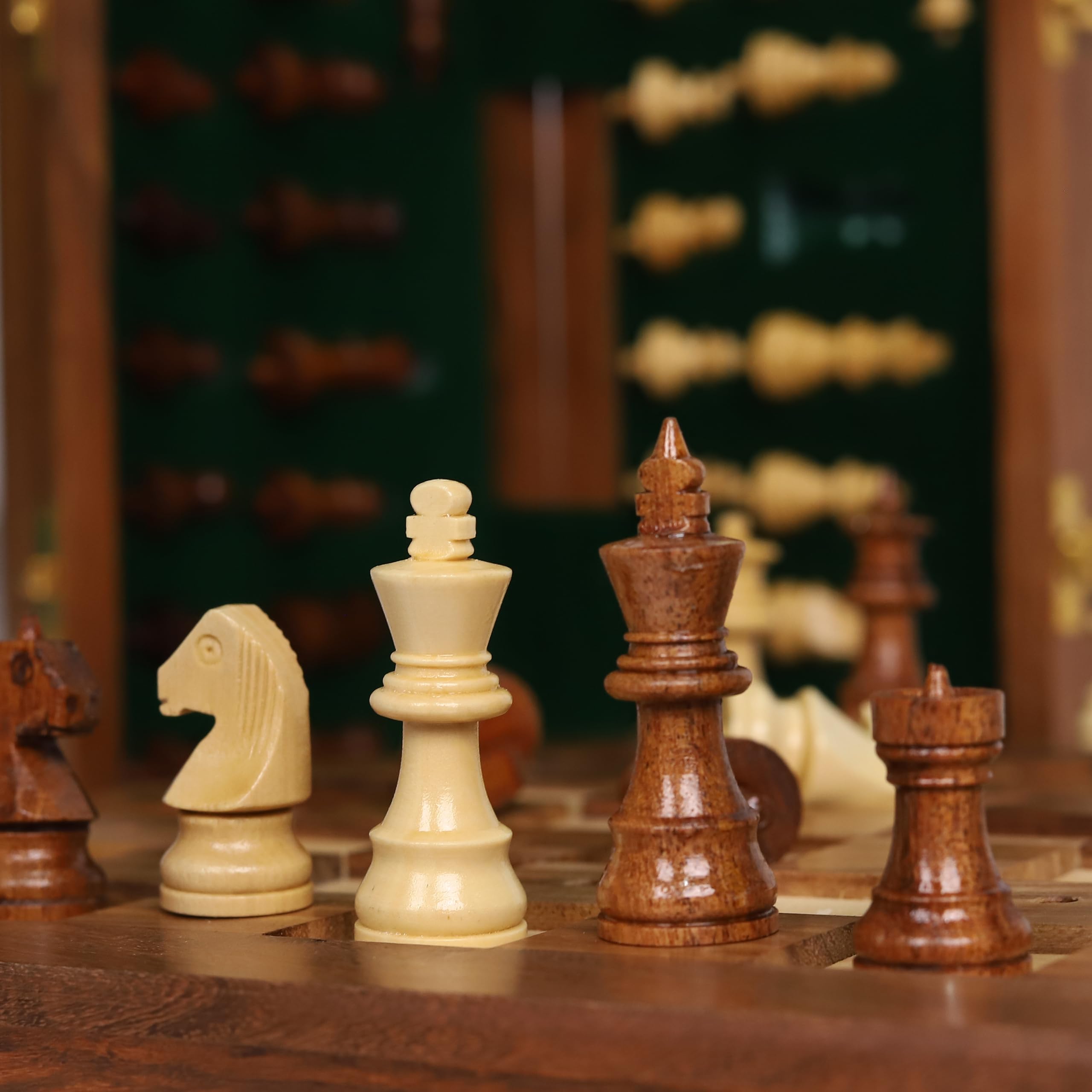 Schachset aus Holz für Blinde und Sehschwäche – große taktile Dame & kontrastreiche Teile – Faltbares Brettspiel für Kinder & Erwachsene – Handgefertigtes tragbares Design – ideal für Reisen