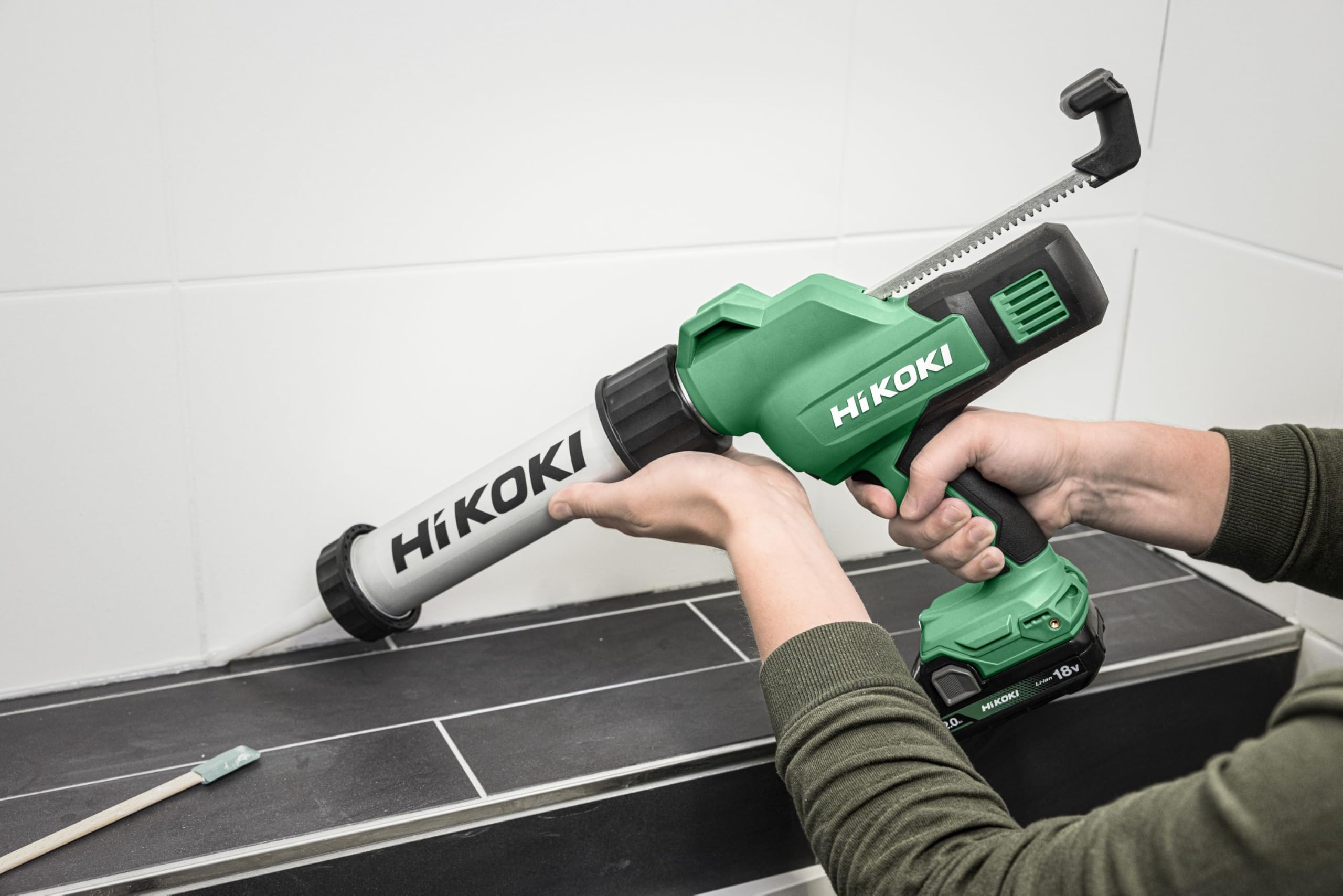 HiKOKI Pistolet à Cartouche sans Fil, Presse-Mastic 18 V, 400 ml, 3000 N | Outil de scellement avec 6 vitesses et fonction anti-goutte, livré avec lunettes de protection, sans batterie ni chargeur