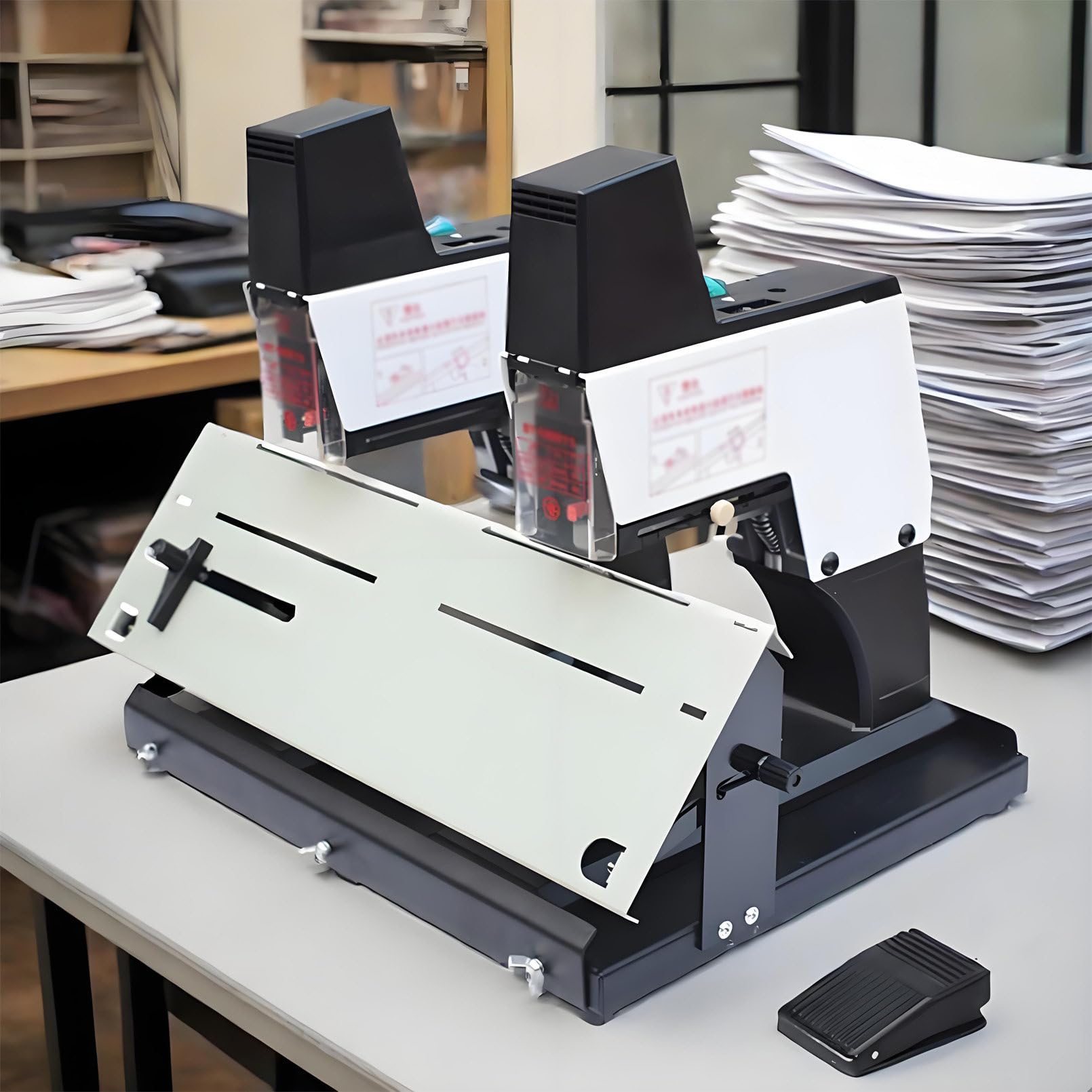 Elektryczny zszywacz siodłowy z pedałem, regulowany do 40 arkuszy, głębokość 100 mm, 9 poziomów intensywności, idealny do zadań biurowych i introligatorskich Double