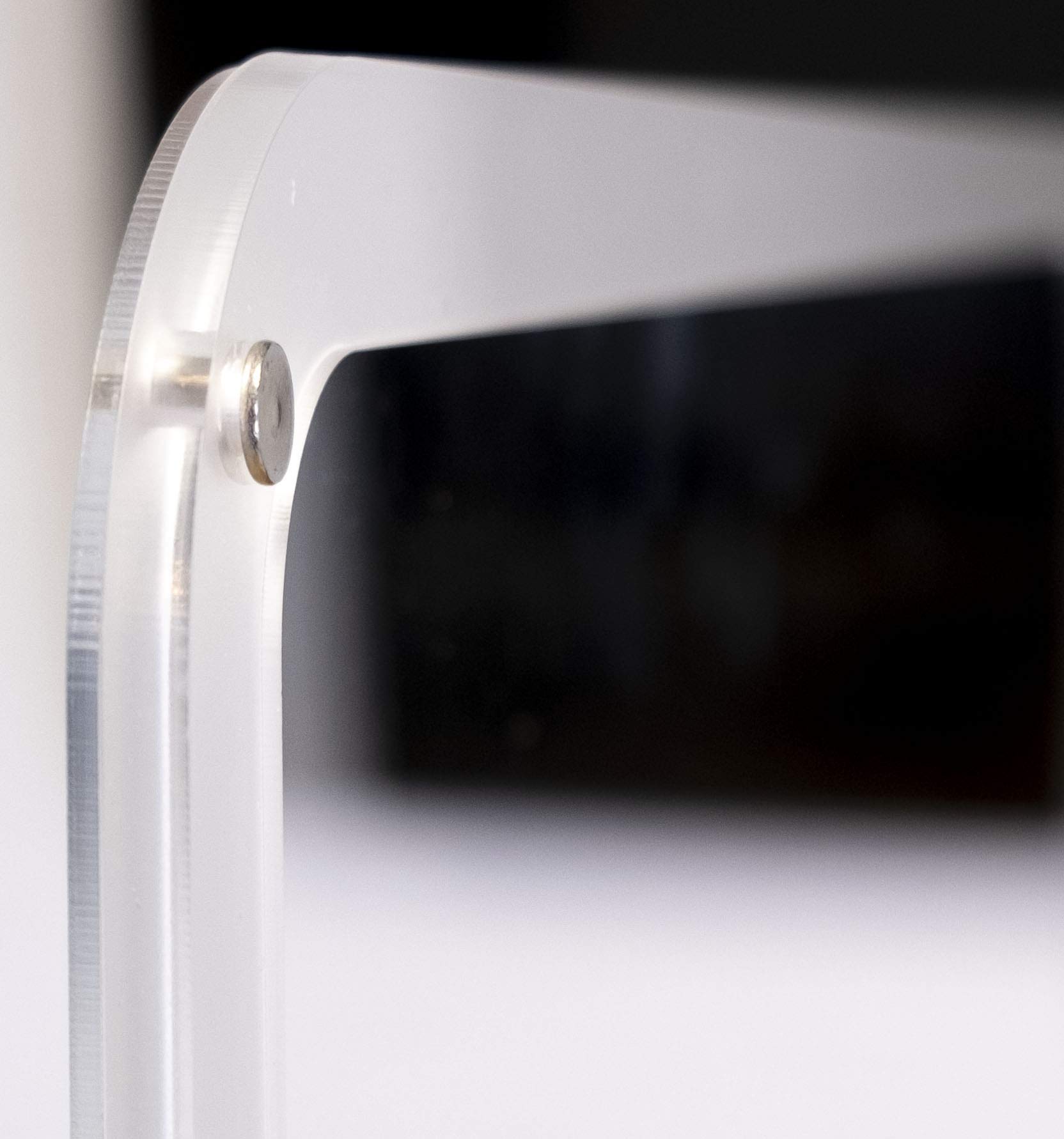 Mampara de protección fabricada en 8mm, tornillos metálicos de refuerzo y contorno translúcido mateado, interior fabricado en metacrilato de 2mmn para mayor transparencia (650x730)