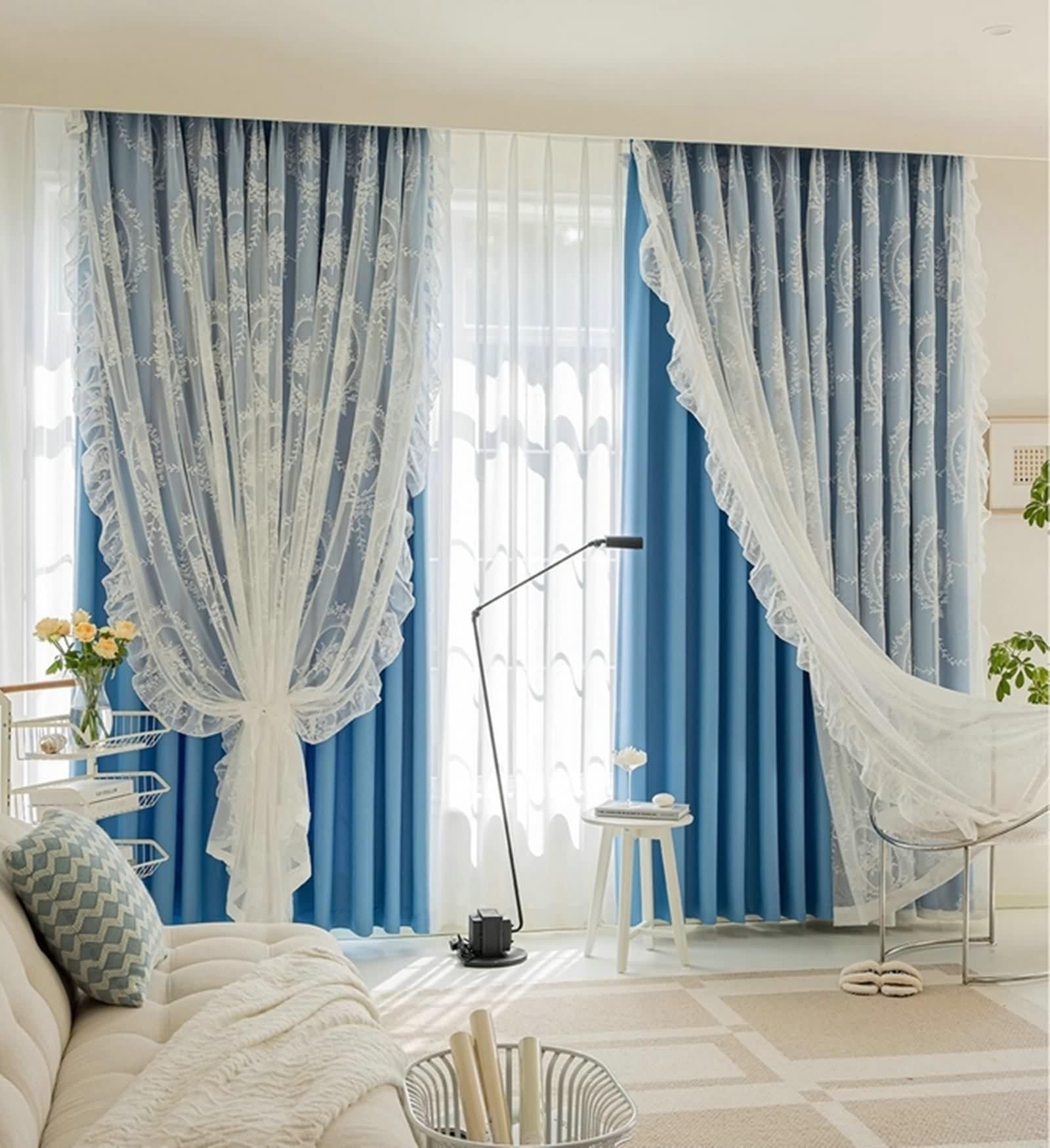 Rideaux occultants bleu ciel aux broderies florales pour une chambre douce et sereine