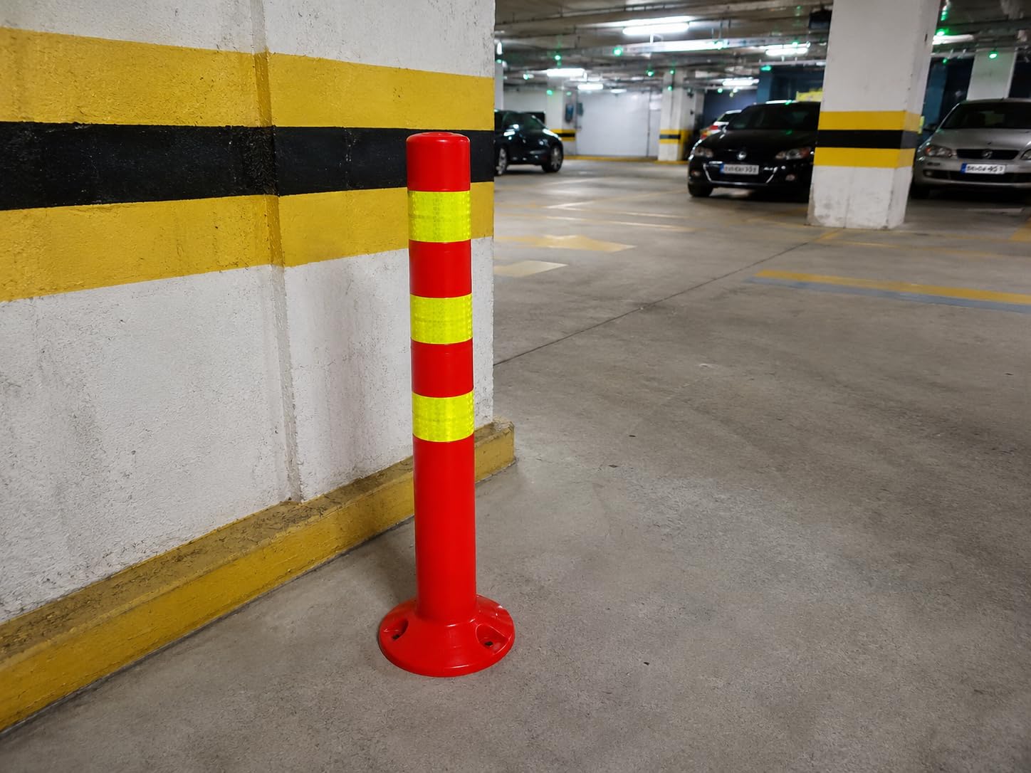 Juego de 10 postes de plástico – Altura 72,5 cm de bloqueo reflectante para almacén, aparcamiento con soporte, fijación con tornillos – Soporte de barrera – Parque postes guía bolardos