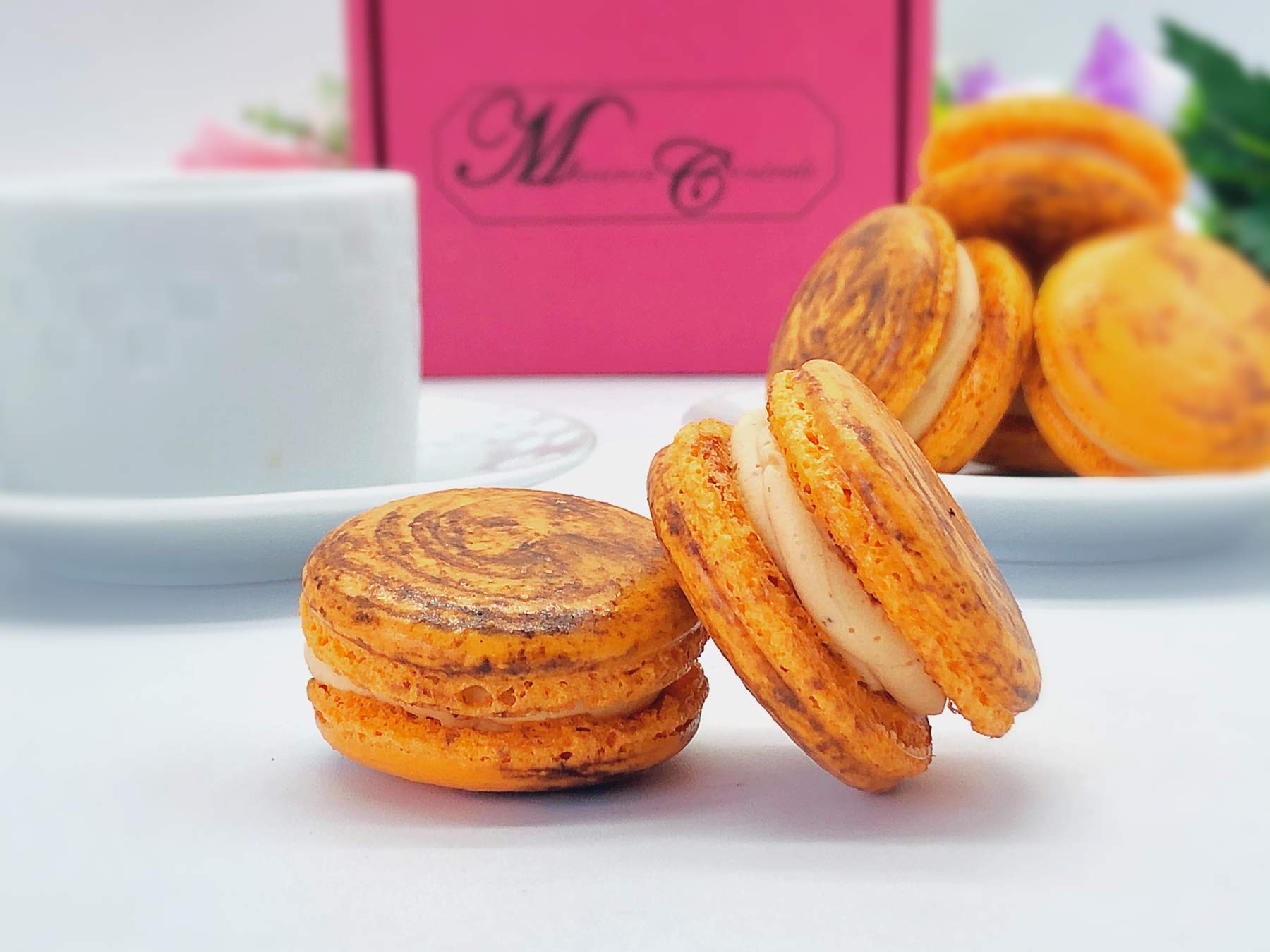 Macaron Thai Tea: Perpaduan Rasa Teh Thailand dalam Hidangan Penutup Elegan 2 Macaron Thai Tea Elegan: Macaron berwarna jingga cerah dengan isian buttercream Thai Tea, tersusun cantik di atas piring saji