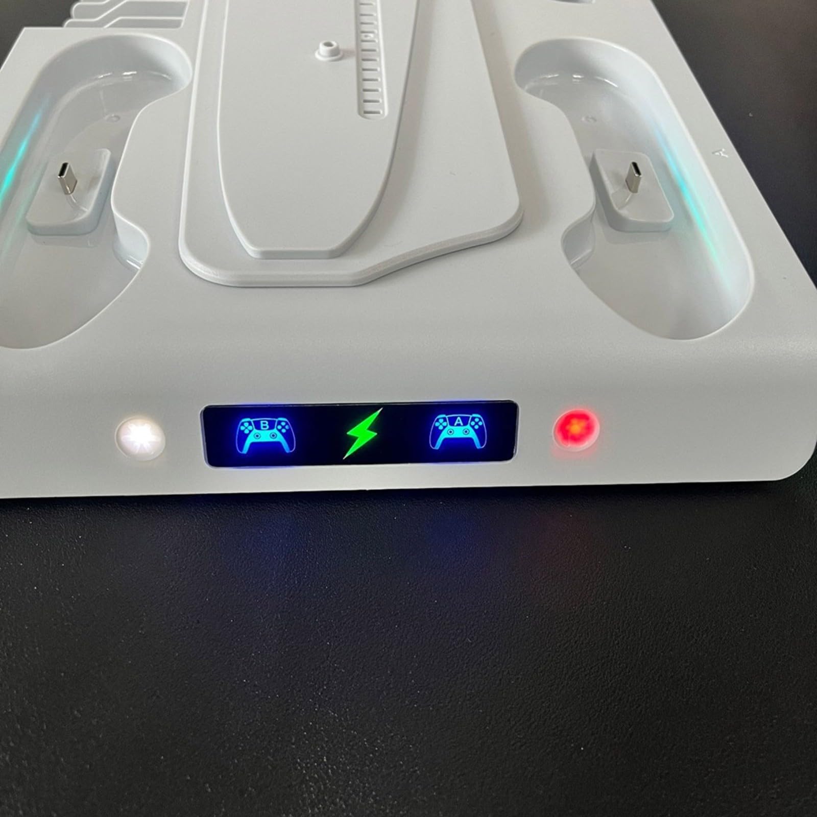 Livello di raffreddamento multifunzione per PS5 Slim/Pro, luce d'atmosfera RGB, 2 slot di ricarica per controller, memoria disco, design bianco