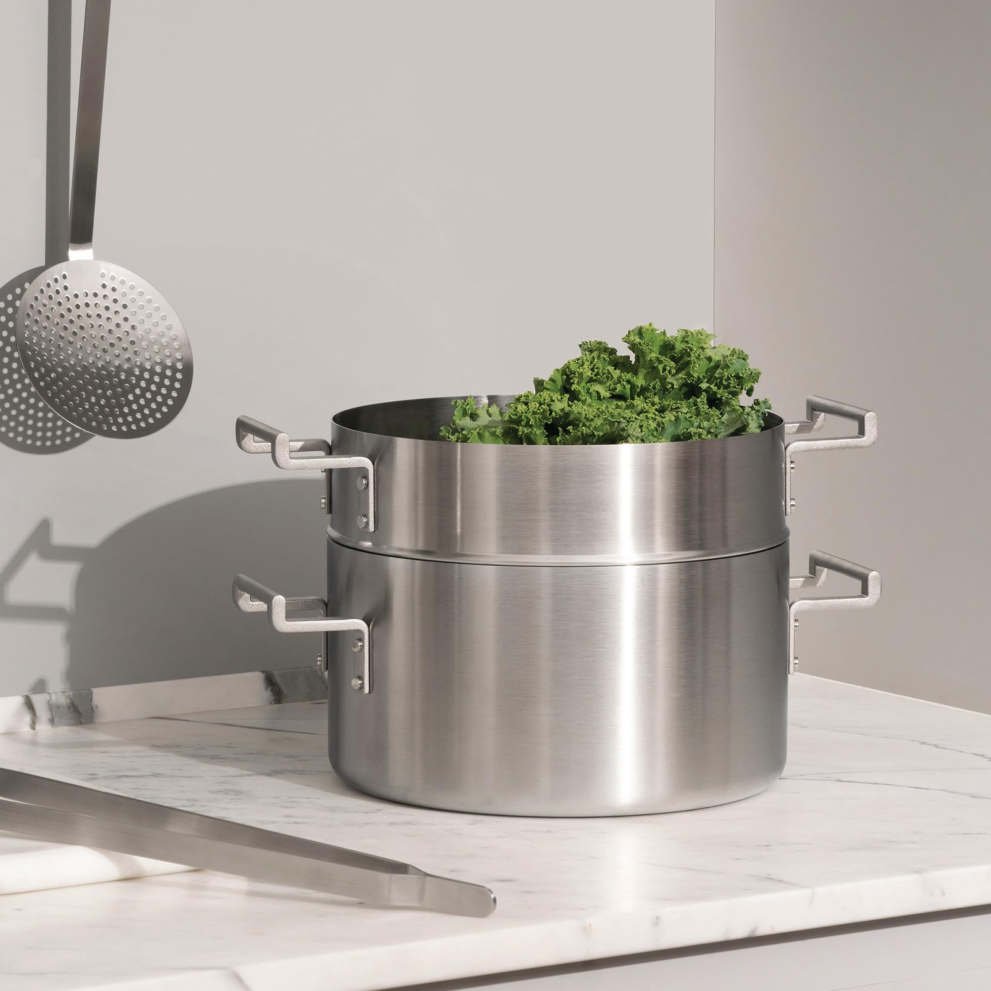 Alessi Convivio DC307 - Cestello per Cotture al Vapore di Design, in Acciaio Inossidabile 18/10 e Manici in Acciaio con Rivestimento in PVD, Satinato
