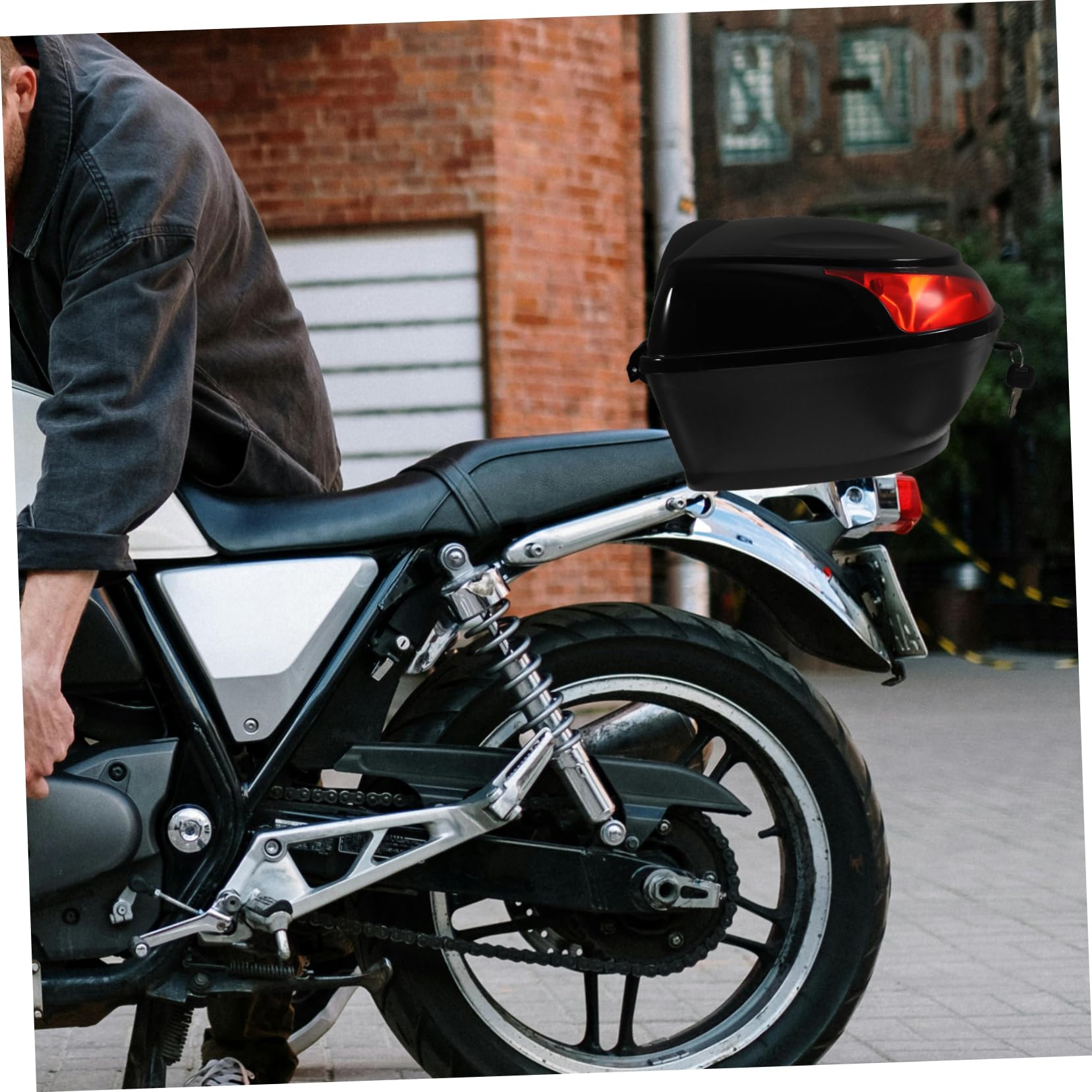 Mallette de rangement arrière de moto noire pour scooters et cyclomoteurs, facile à installer, boucle de verrouillage sécurisée, coffre arrière durable pour accessoires de moto capacité