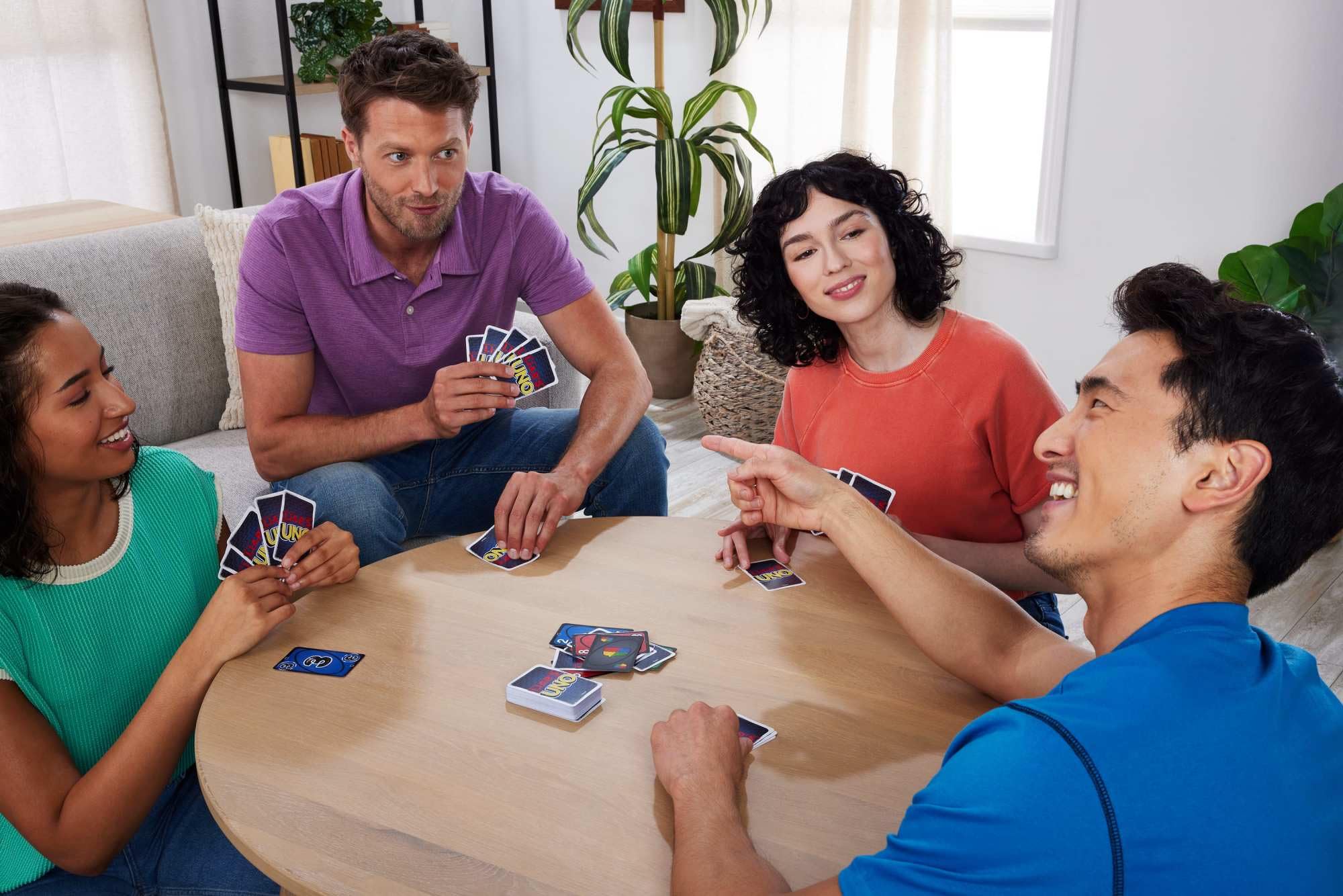 Blöf yaparak diğer oyuncuları kandırabileceğiniz yetişkinlere, çocuklara, ailelere, partilere, oyun gecelerine ve eğlenceli seyahatlere yönelik Mattel Games UNO Liars kart oyunu, JLH43
