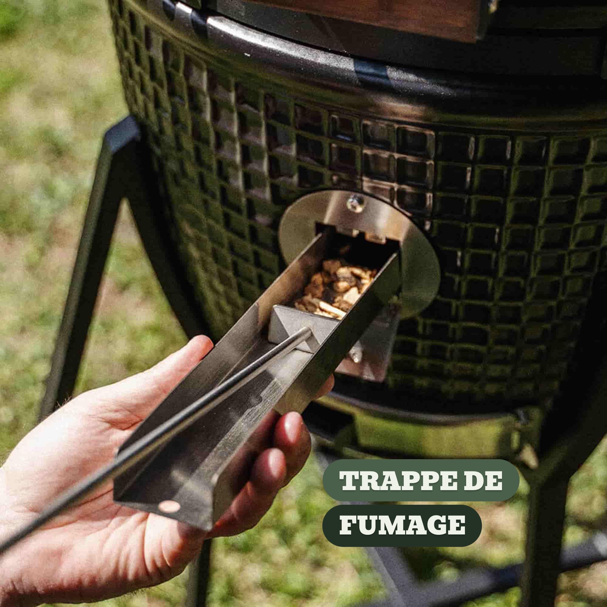 Kamado Forest-Grill XL 22" 22" = modèle familial (56 cm x 83 cm) Diamètre de la grille : 48 cm Inclus : 2 plateaux en bois rabattables