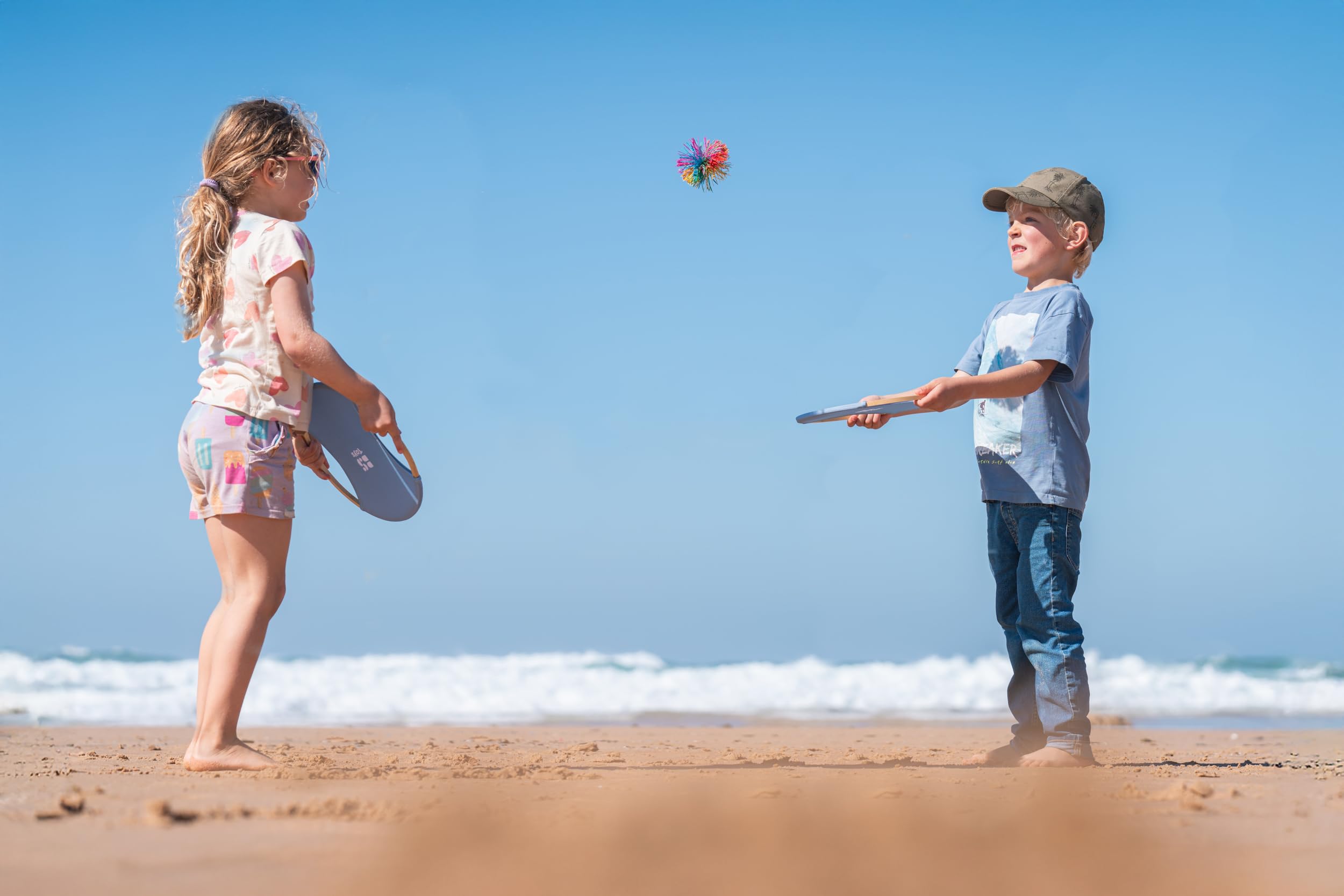 BS Toys Bouncer-Schläger aus Bambus – 2 Schläger Ø 29 cm + Flauschiger Ball Ø 9,5 cm – Nachhaltiges Wurf- und Fangspiel ab 6 Jahren – Outdoor Spielzeug für Garten & Strand