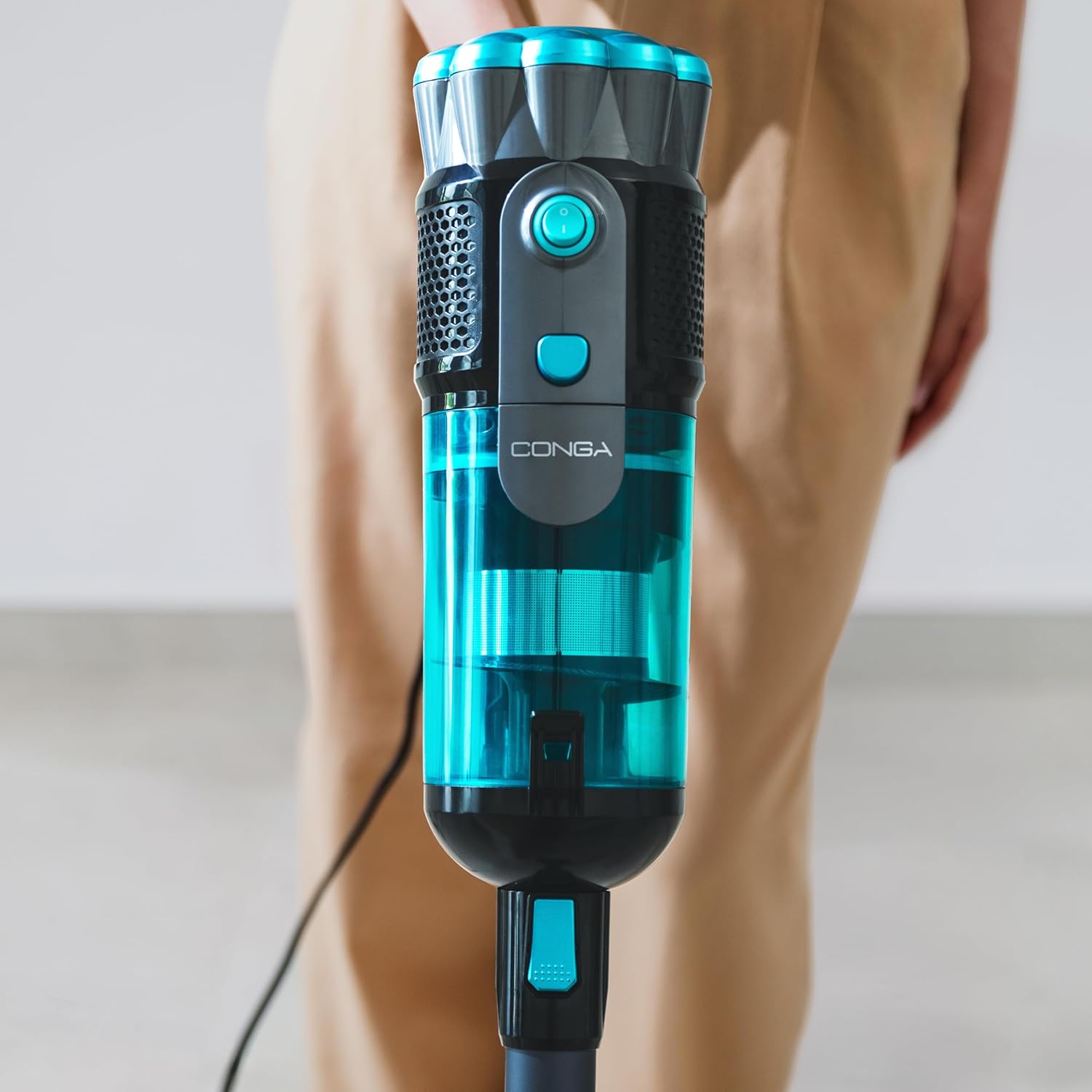 Kvinde, der betjener Cecotec Conga 700 PowerHead