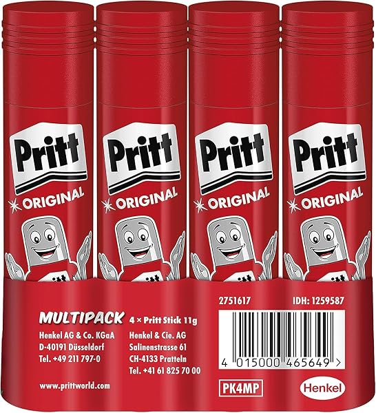 Nahaufnahme eines Pritt Klebestifts, der auf einem Stapel Papier liegt.