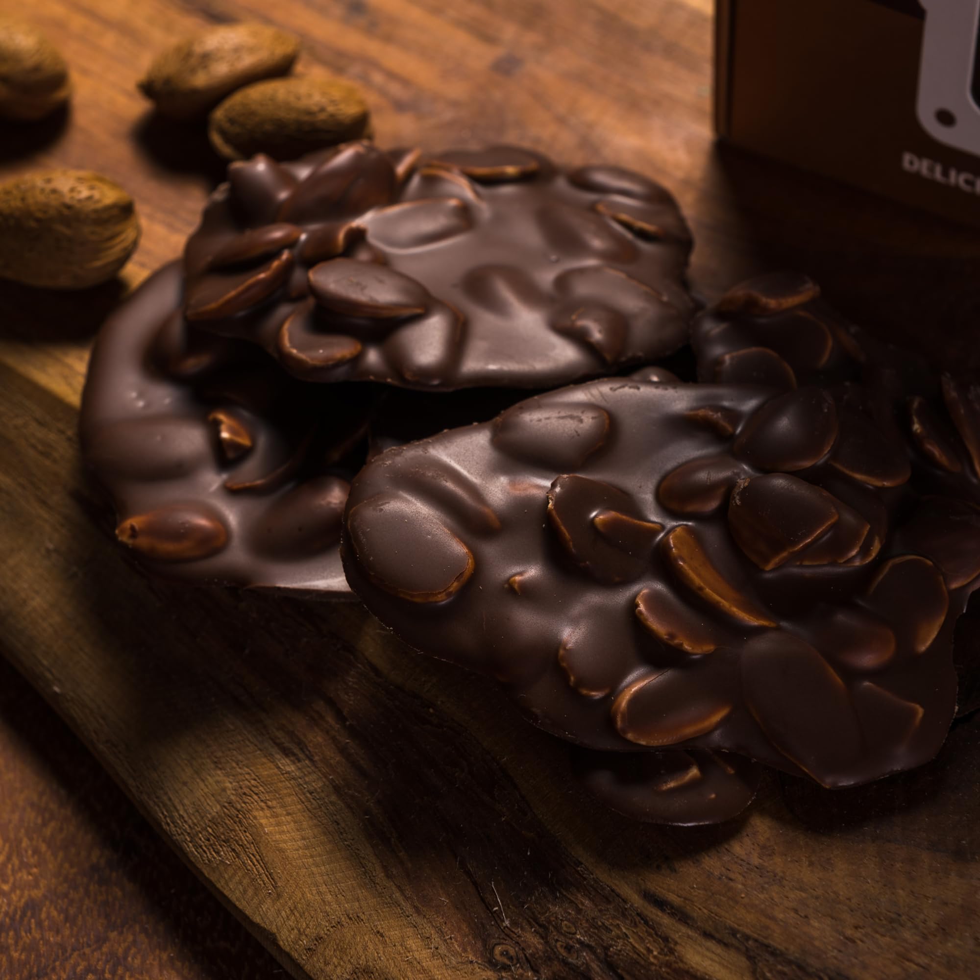 Tierra Astur Sobias Chocolate con Almendras Crujientes | Delicias de Chocolate con Almendras Crujientes – Bombones Gourmet Artesanales, Chocolate con Leche Premium