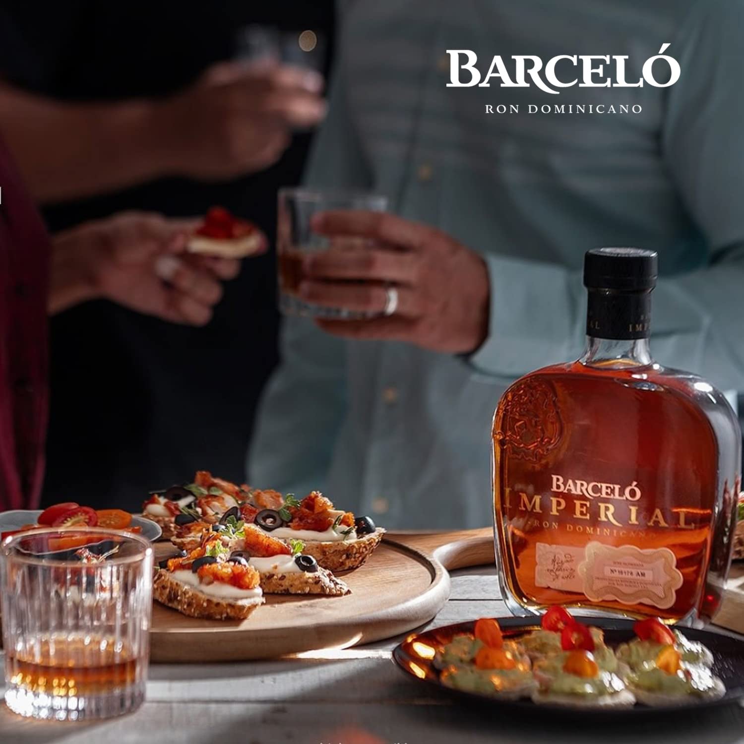 Ron Barceló Imperial – Idea Regalo, 2 Bicchieri da Degustazione e 1 Bottiglia di Rum Ambrato da 700 ml, Invecchiato Naturalmente fino a 10 anni, Rum Dominicano Pluripremiato