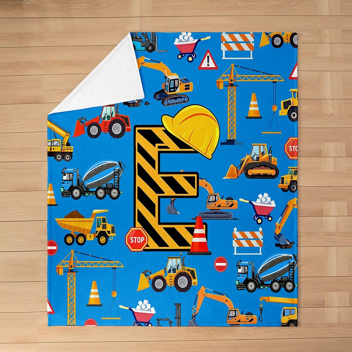 Loussiesd Coperta in pile per veicoli da costruzione, motivo: escavatore, lettera E, coperta in flanella felpata pelosa per auto, trattore per letto, divano, sedia, soggiorno, regina, 228 x 228 cm