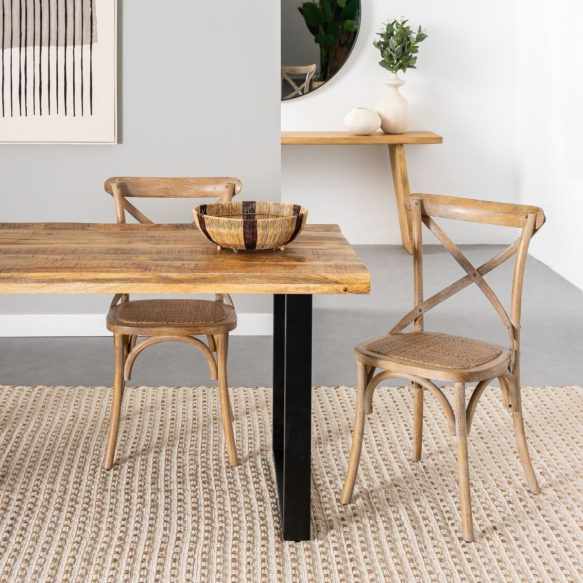 4 sillas de comedor Aspas de madera de olmo marrón y asiento de ratán | Respaldo cruzado. Diseño icónico retro. Asiento de ratán trenzado en tono natural. Patas con topes antiarañazos. No apilable.