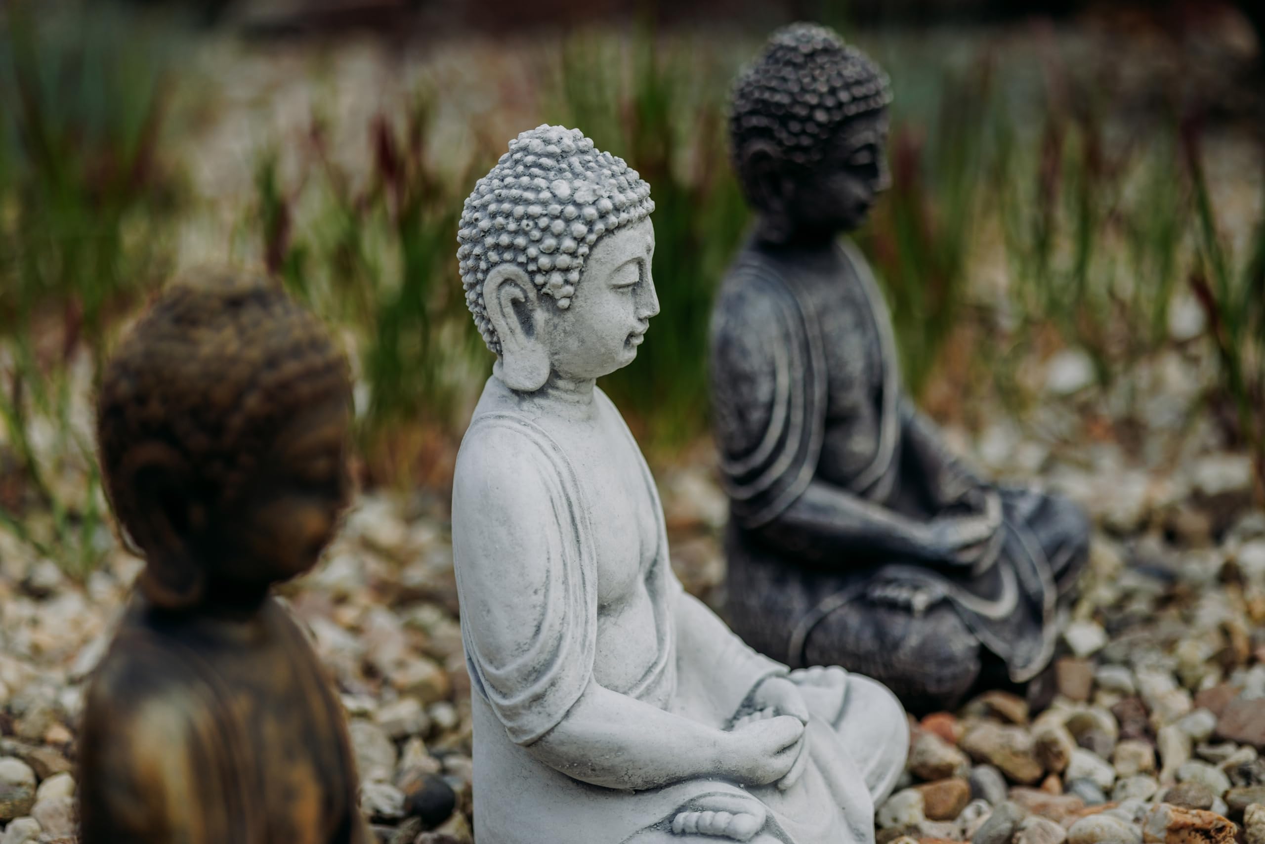 gartendekoparadies.de Sitzende Buddha Statue, Steinfigur, H. 39 cm, 12 kg, Grau, frostsicher aus Steinguss für Außenbereich