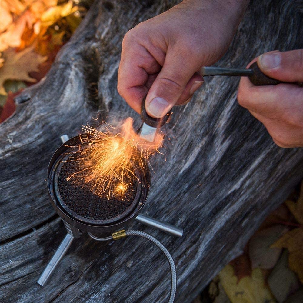 Light My Fire Survival Set Fire n Grill - Inkludiert Magnesium Feuerstarter, Camping Grill, Marshmallow Spieße und Natural Anzündholz - Kochen Zubehör - Prepper Set - Grill Outdoor und Zubehör