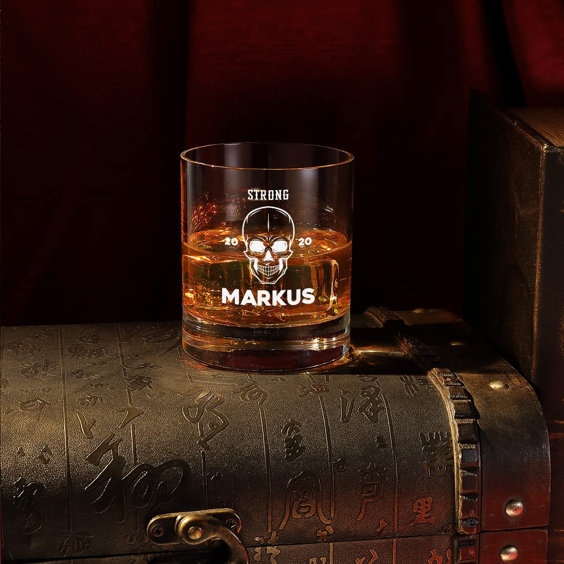 polar-effekt Whisky Skull Karaffe 850 ml Set mit Gravur - Motiv: Totenkopf - personalisiertes Whiskeyglas 320 ml, Tumbler - von Hand gefertigt - Holzfuß - Scotch, Bourbon, Rum - Geburtstagsgeschenk