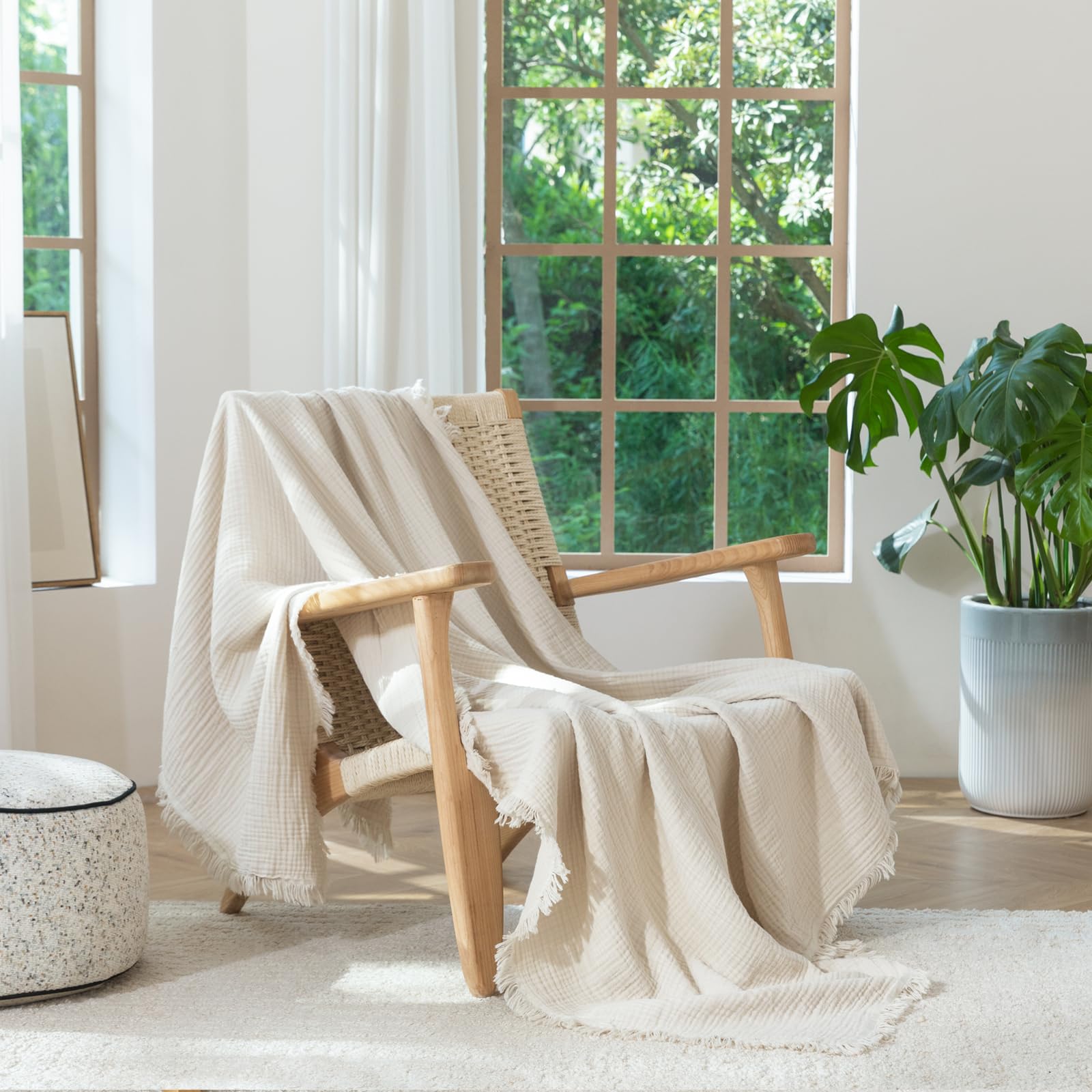 MooMee Musselin-Decke, 100 % Baumwolle, 4-lagige Gaze-Überwurfdecke mit umlaufenden Fransen, ultraweich, atmungsaktiv, leicht, kühlend, dekorativ für Bett, Sofa und Couch (Beige, Super-King-Size-Bett
