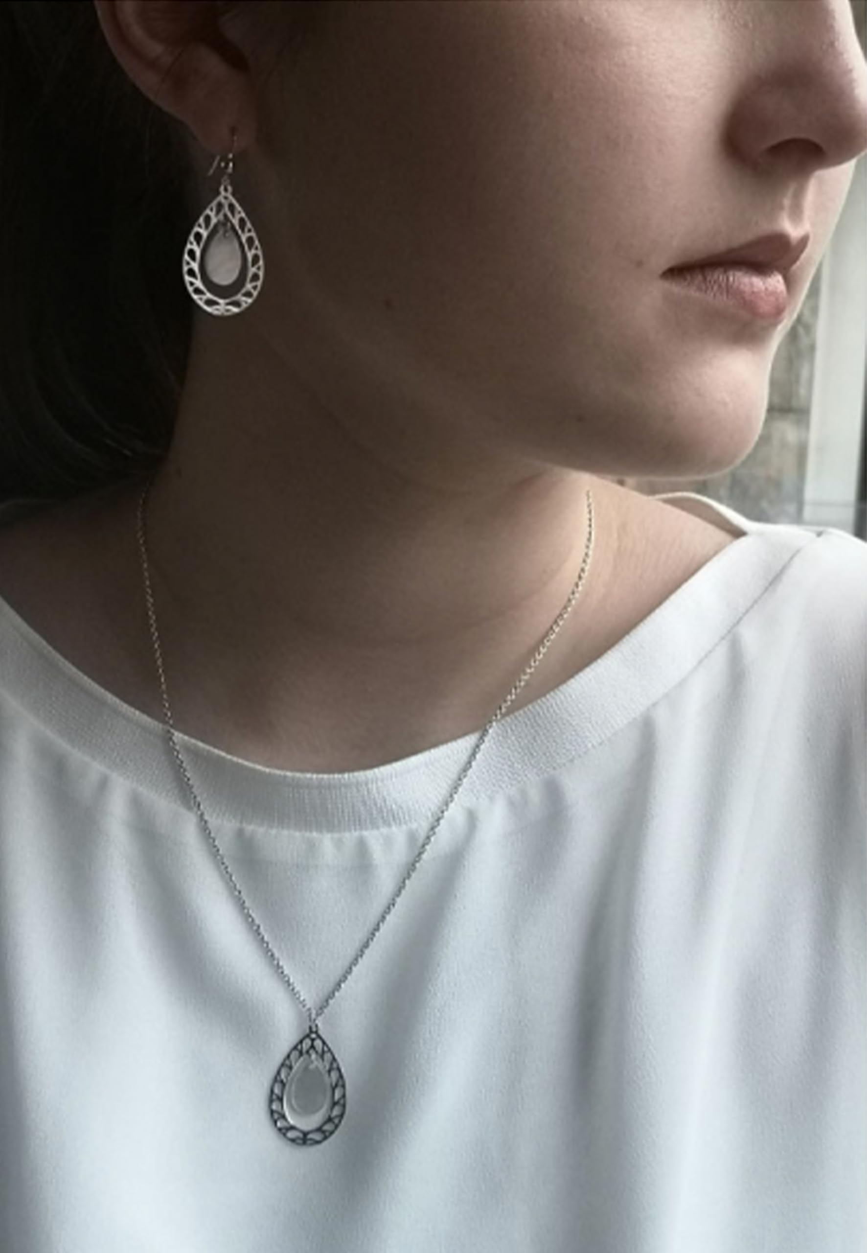 Orecchini in argento con ciondolo a goccia decorati con motivo traforato con madreperla naturale, standardowy, Argento sterling In argento Sterling madreperla, Madreperla