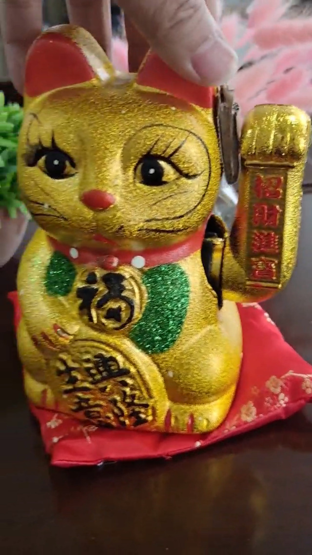 CAT 縁起もの Amazon.com: Japanese Waving Cat, Solar Light Induction