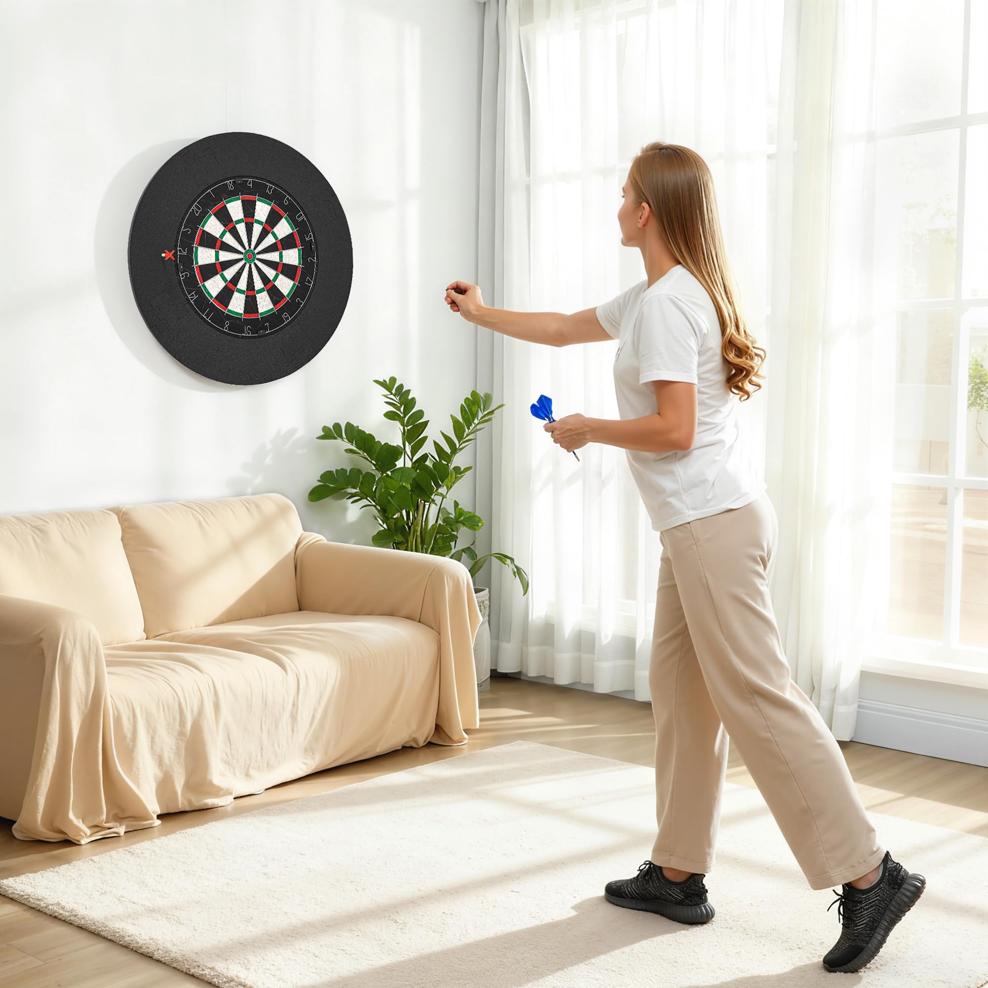 SPORTNOW Cible de Fléchettes en Sisal Professionnelle Mural Adultes Noir | Anneau de Protection EVA, 6 Fléchettes Pointe en Acier, Kit de Fixation, Jeu Intérieur