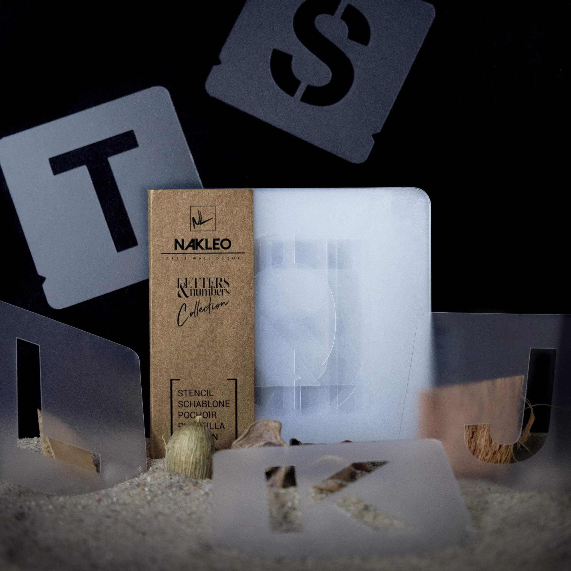 NAKLEO Szablony Malarski do Malowania Alfabet, Zestaw 42 Sztuk, 25 cm Litery & Cyfry Modern Sans Duże Font, Czcionka Wielorazowy Plastik, Rysowanie Wzór Rękodzieło, DIY Dekoracje Papier Ściany Drewno