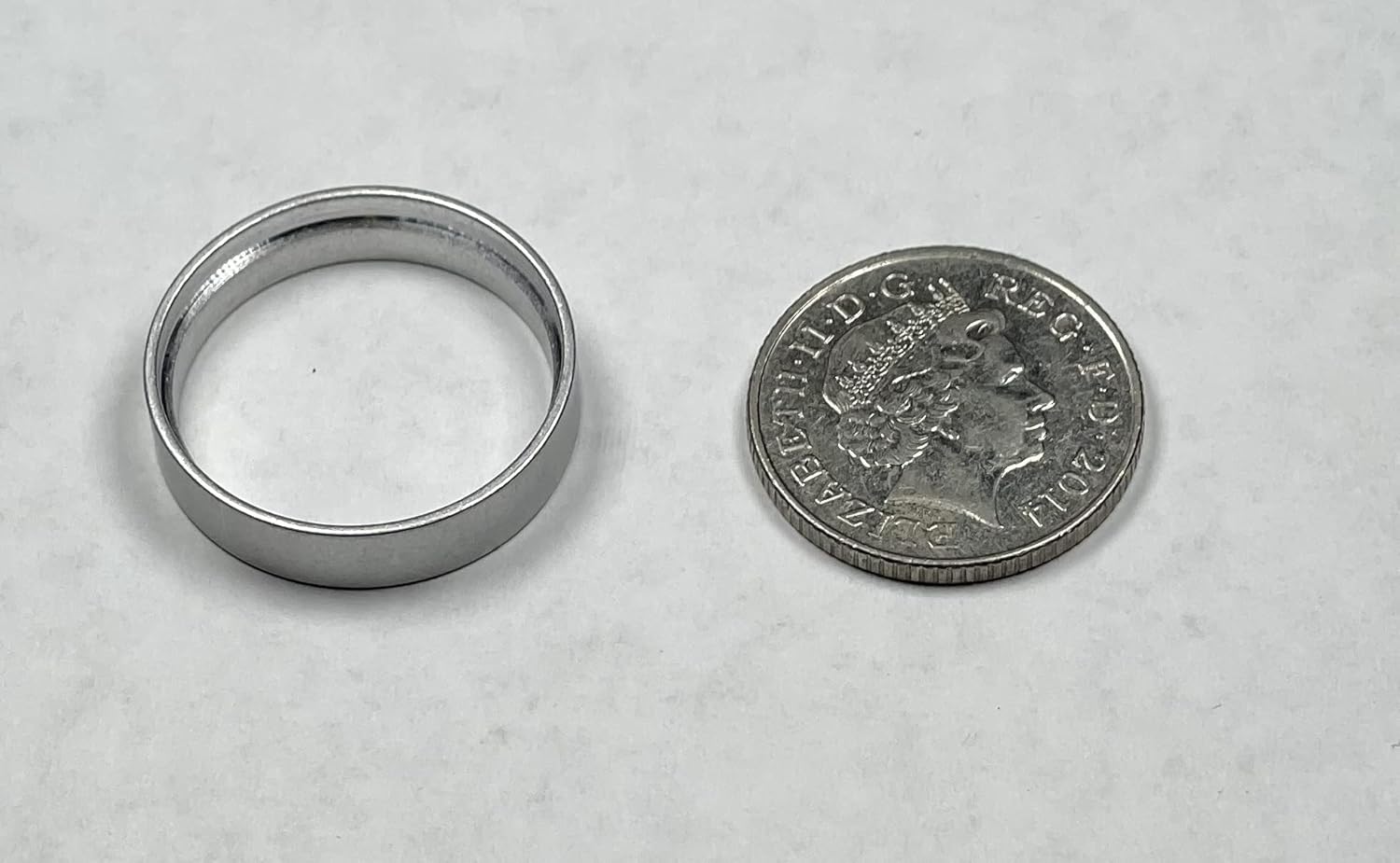 目立たないコインは、実際のコインから精巧に手作業で機械加工され、