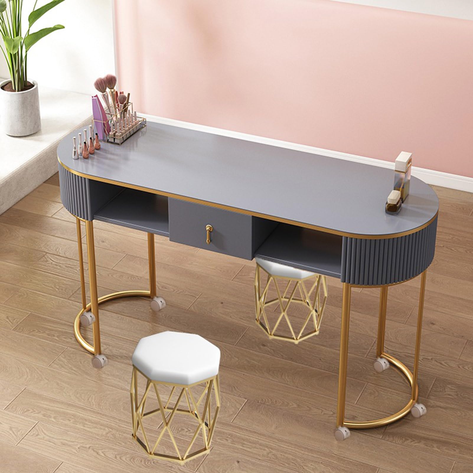 Moderne Nail Tech Maniküre-Tischstation mit Schubladen und Regalen. Professioneller Nagelschreibtisch aus Holz für Schönheitssalon oder Spa. Feststellbare Rollen und Glasplatte für die Handpflege de