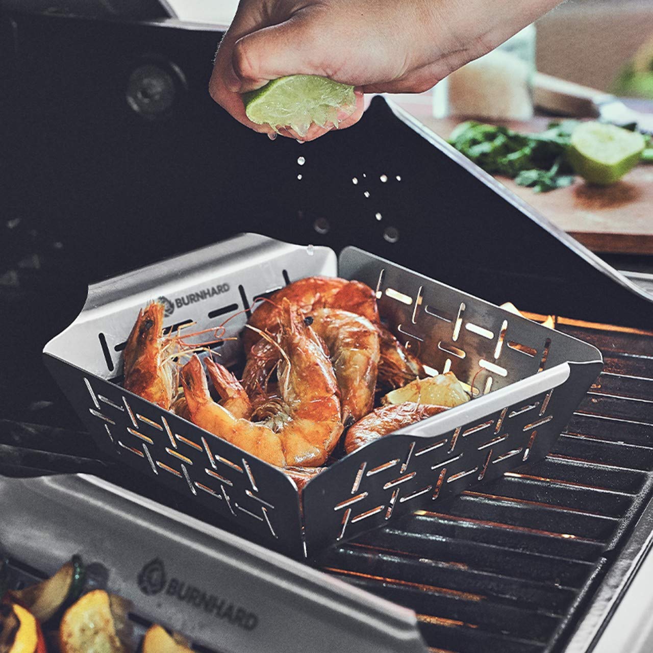 Panier à Griller en Acier Inoxydable BURNHARD® Haute Qualité, Compatible Lave-Vaisselle, Grandes Poignées, Répartition Optimale de la Chaleur, Compatible Four, Universel pour Barbecue à Gaz, Charbon