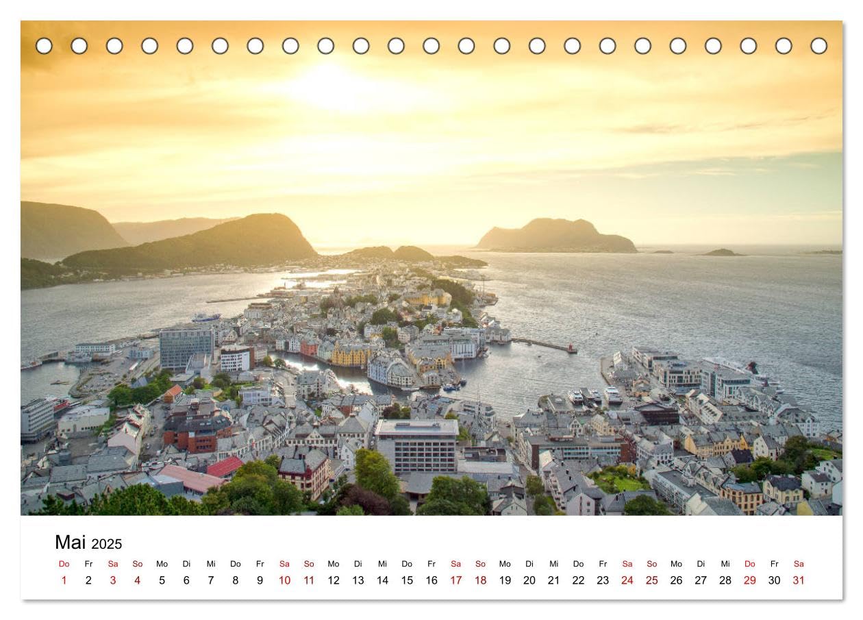 Hurtigruten - Bezaubernde Schönheit der norwegischen Küste (Tischkalender 2025 DIN A5 quer), CALVENDO Monatskalender: Eine Schiffsreise entlang der Küste Norwegens. (CALVENDO Orte)