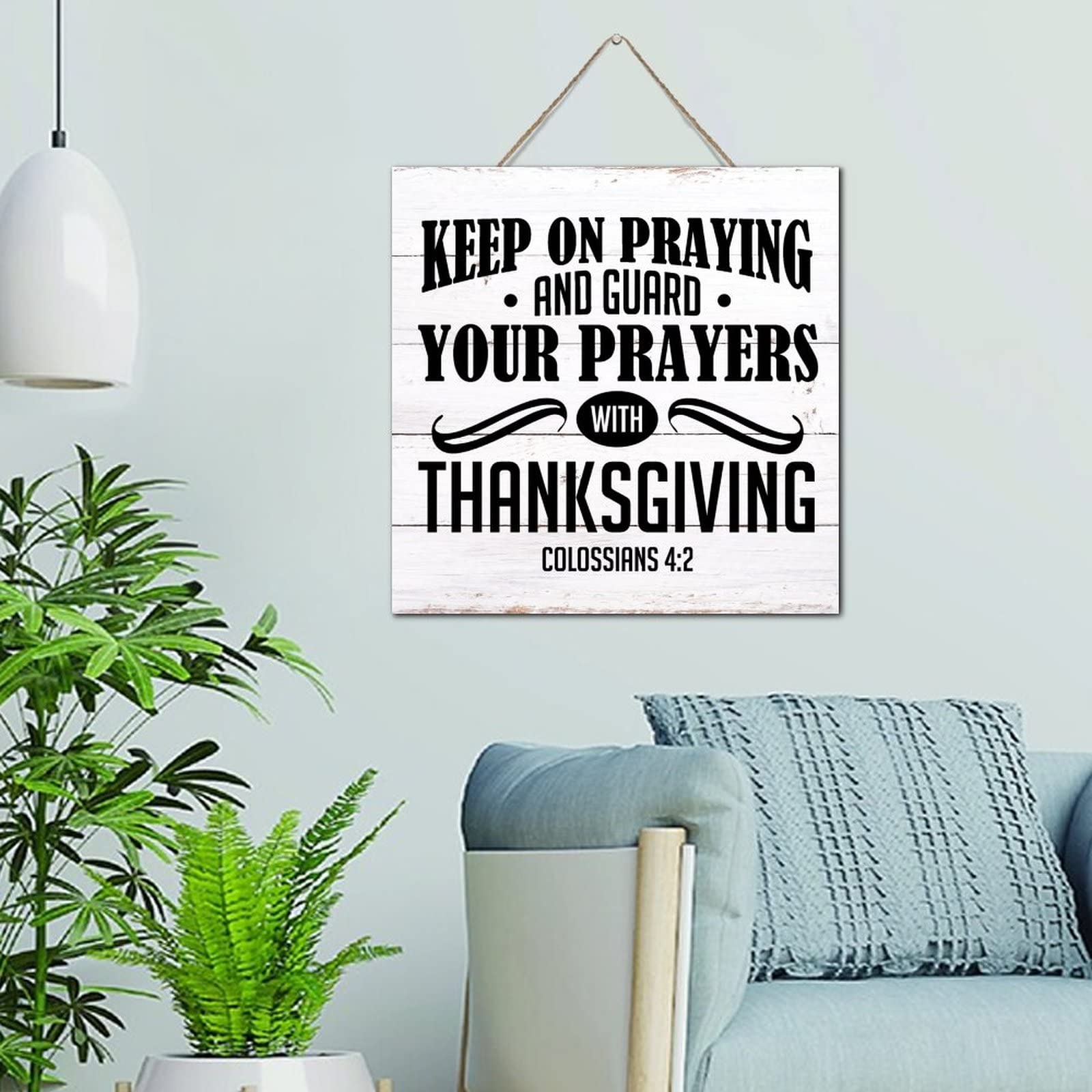 Plaque murale en bois peinte Keep on Praying pour une ambiance chaleureuse de salon
