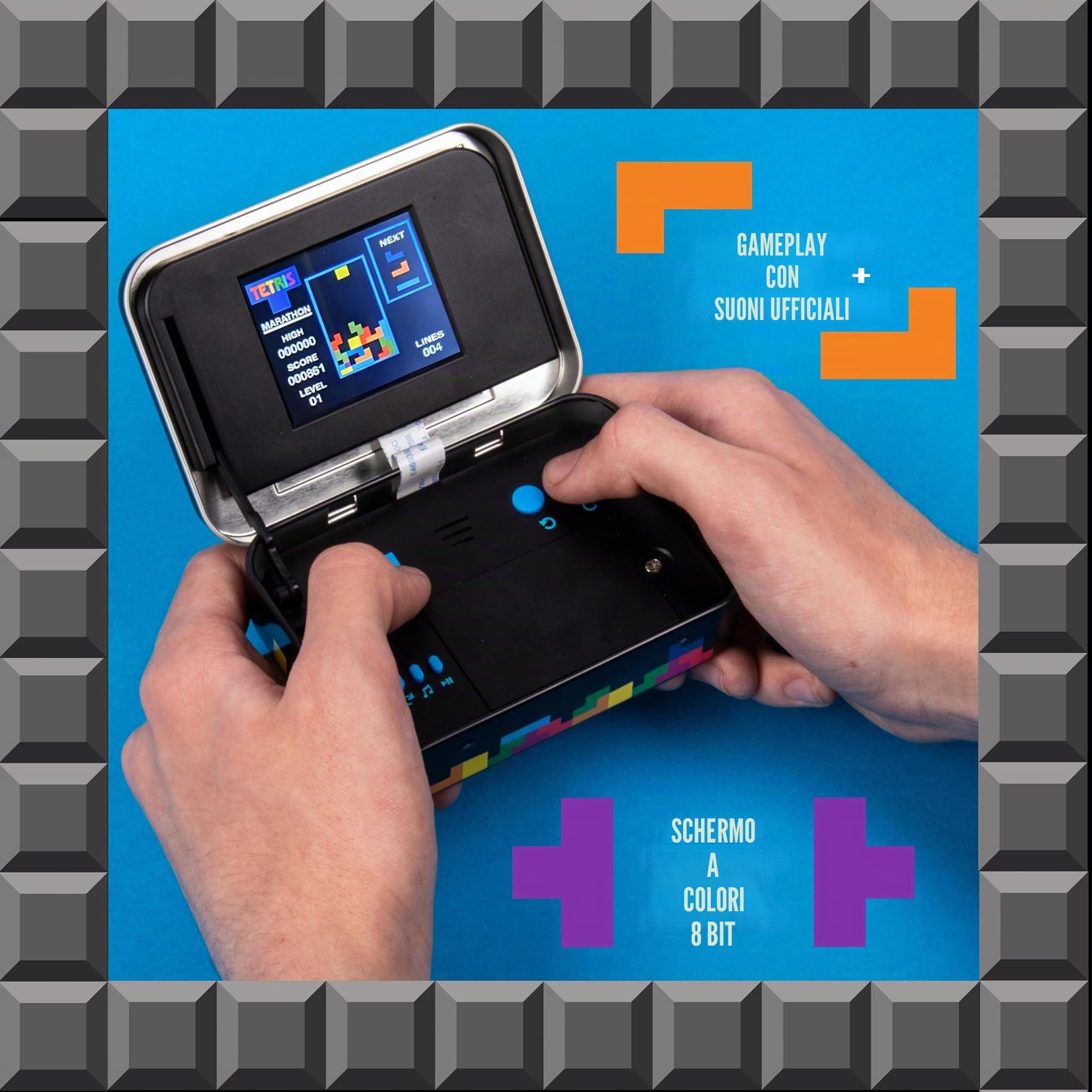 Tetris Arcade in una latta. Classico gioco portatile a colori Tetris a 8 bit. Include 2 modalità di gioco, sprint e maratona, suoni originali e gameplay. Prodotto con licenza ufficiale Tetris.